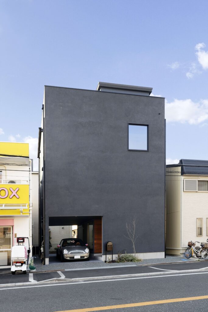 狭小住宅の収納設計｜玄関から寝室まで「床を見せる」仕組みづくり