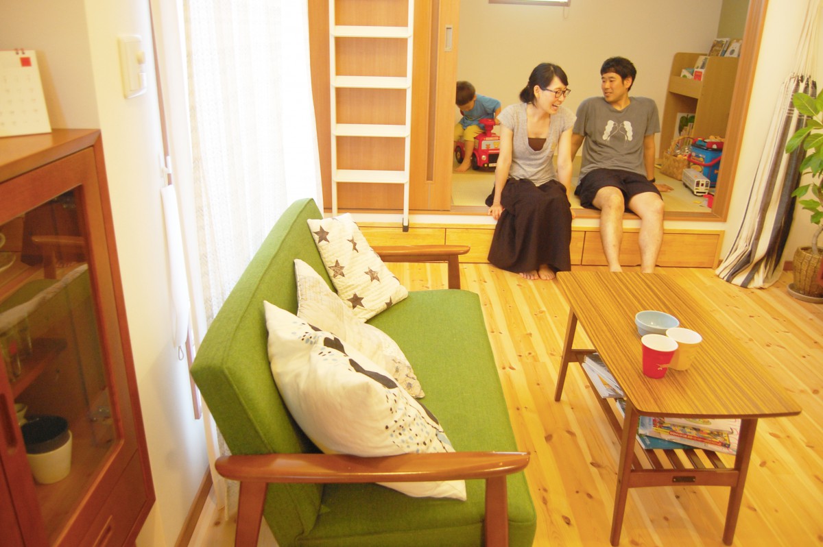 座って会話もできる便利な子上がりの和室