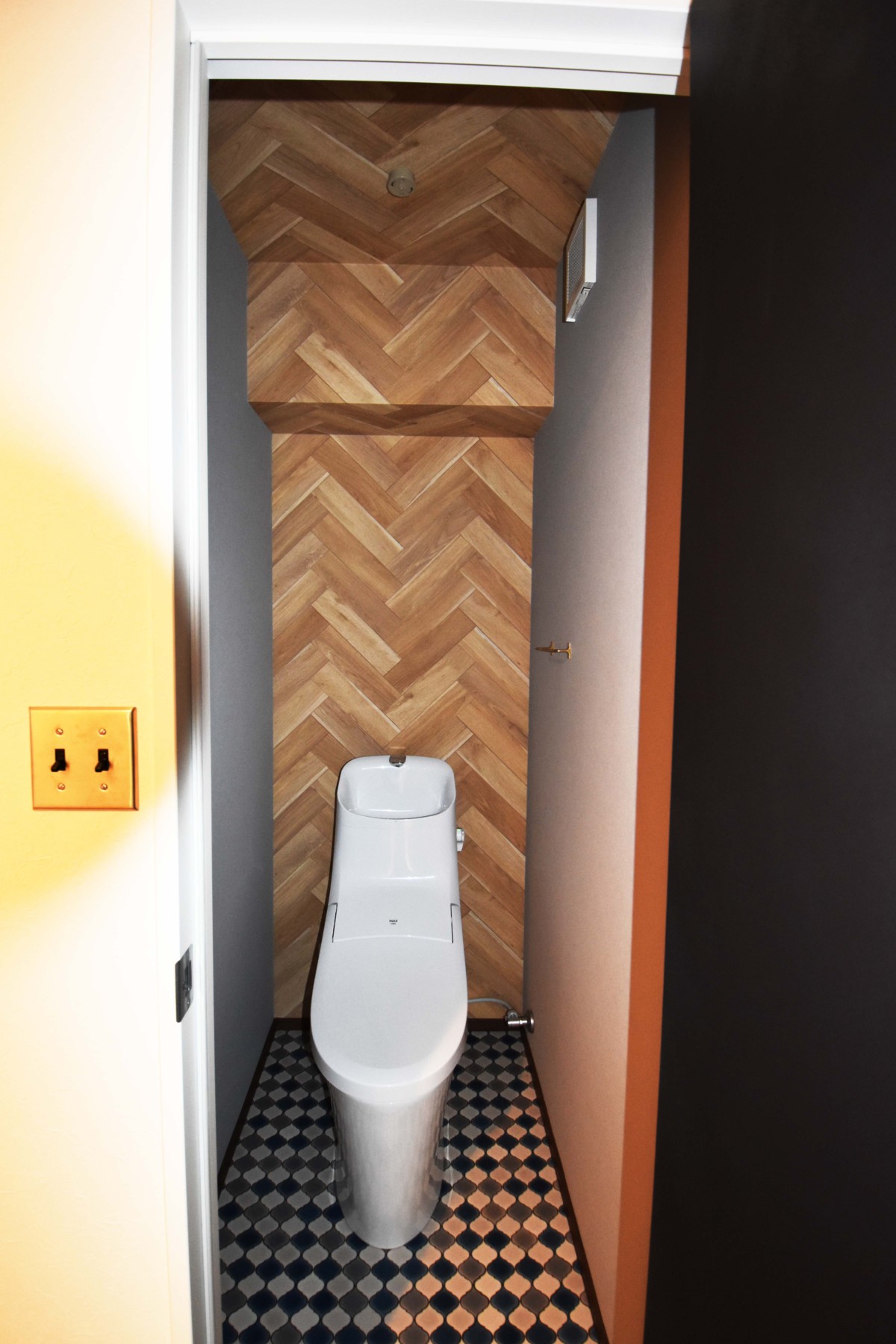 壁紙を変えて雰囲気の違うトイレに。