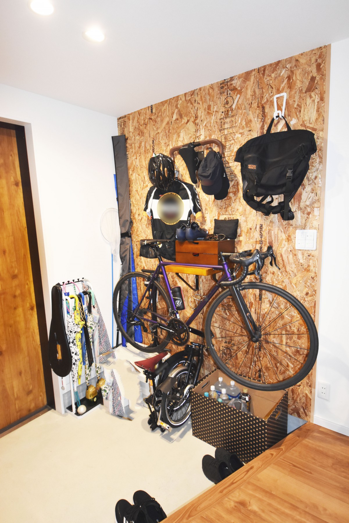 いつでも快適なお出かけが実現！自転車収納可能な大工さん手作りのOSB板壁掛け収納。