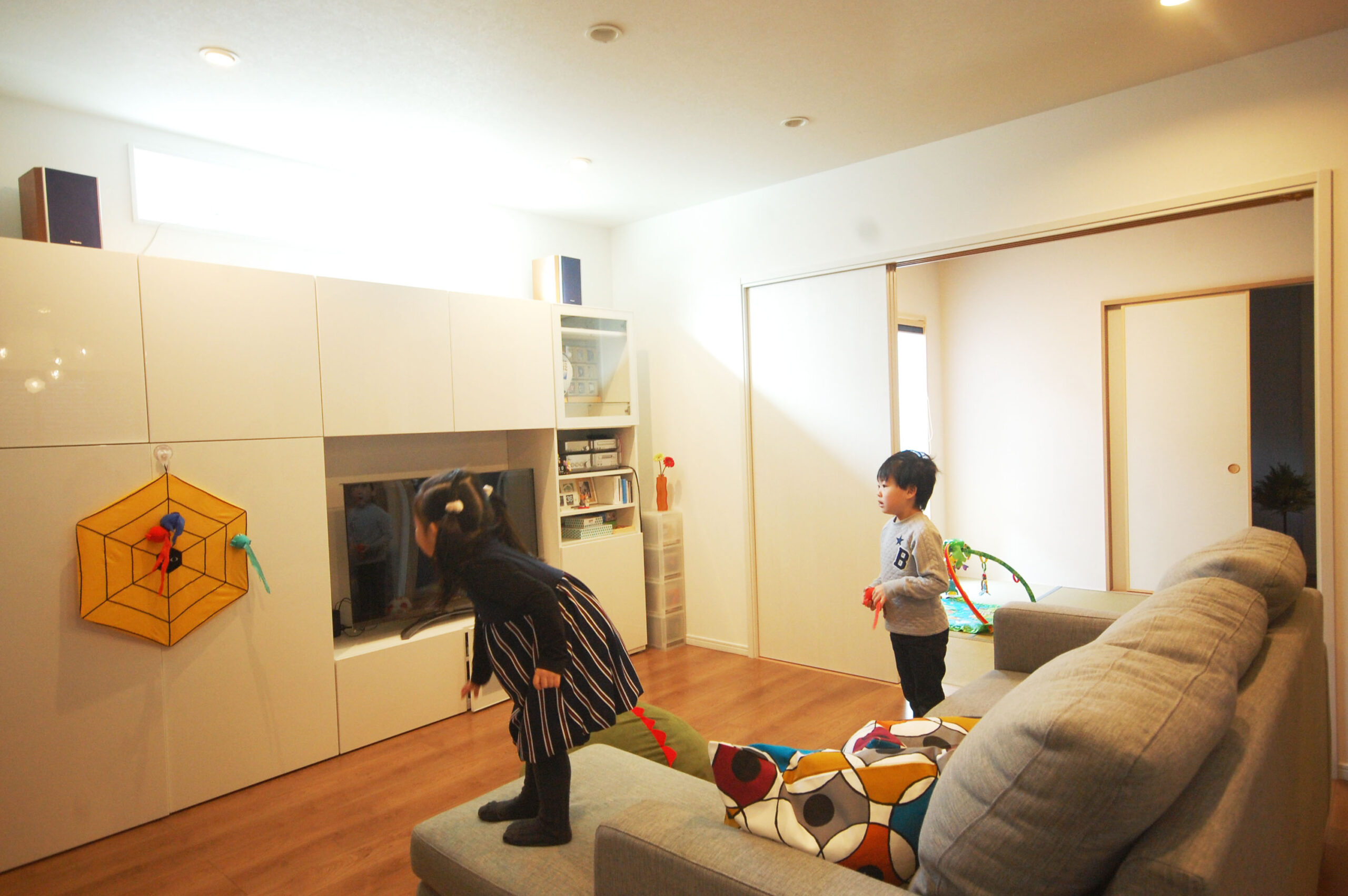 家族みんなで使うリビングダイニングには床暖房も入れて、冬でもポカポカ過ごせる。リビングから続く和室は、お子様の遊び場にも客間代わりにも使える。