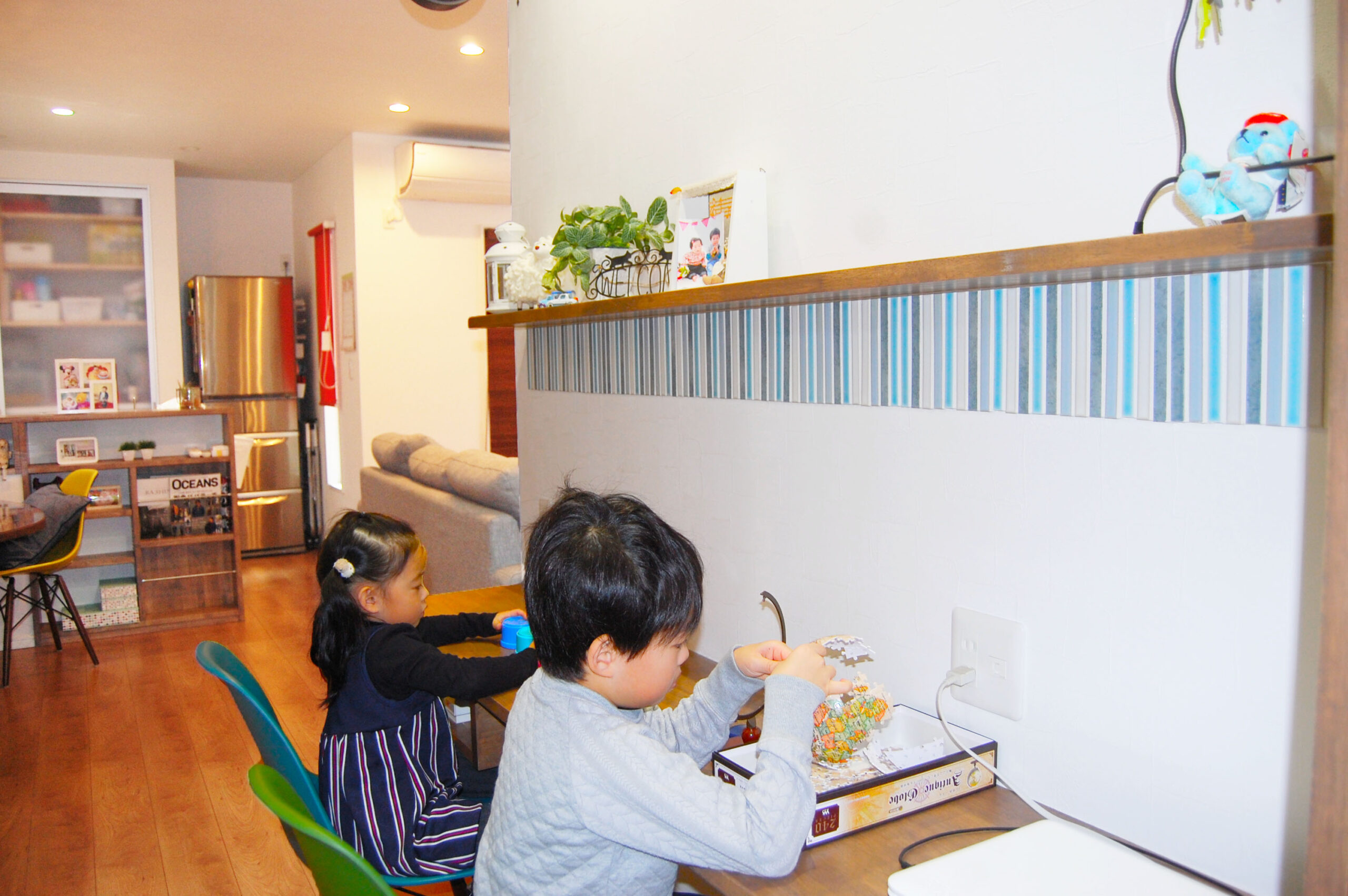 リビングのすぐそばには造作カウンターを採用した。コンセントも合わせて計画しているので、お子様の勉強スペースや、ご夫婦のパソコンスペースとしても使える。