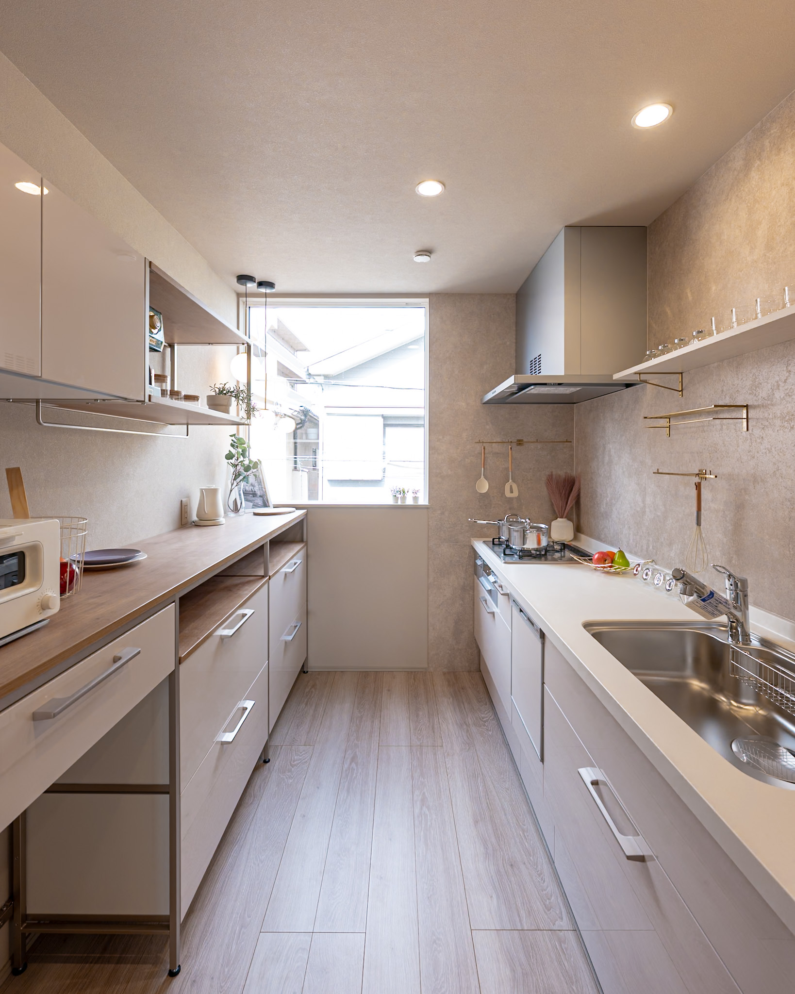 キッチンには、ホテルラウンジのような端正さを。