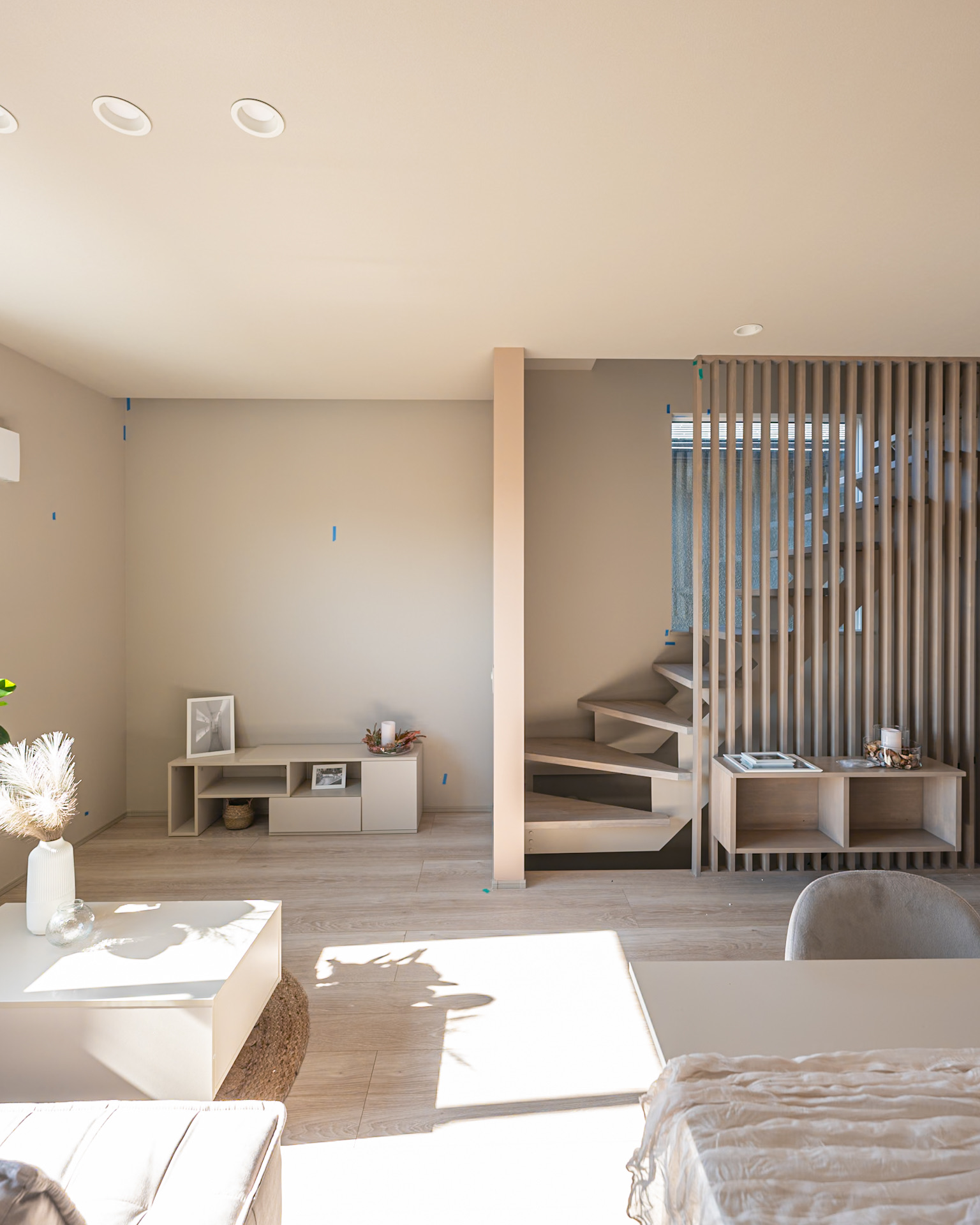 階段横に格子を付け、落ち着いたホテルのような雰囲気を。