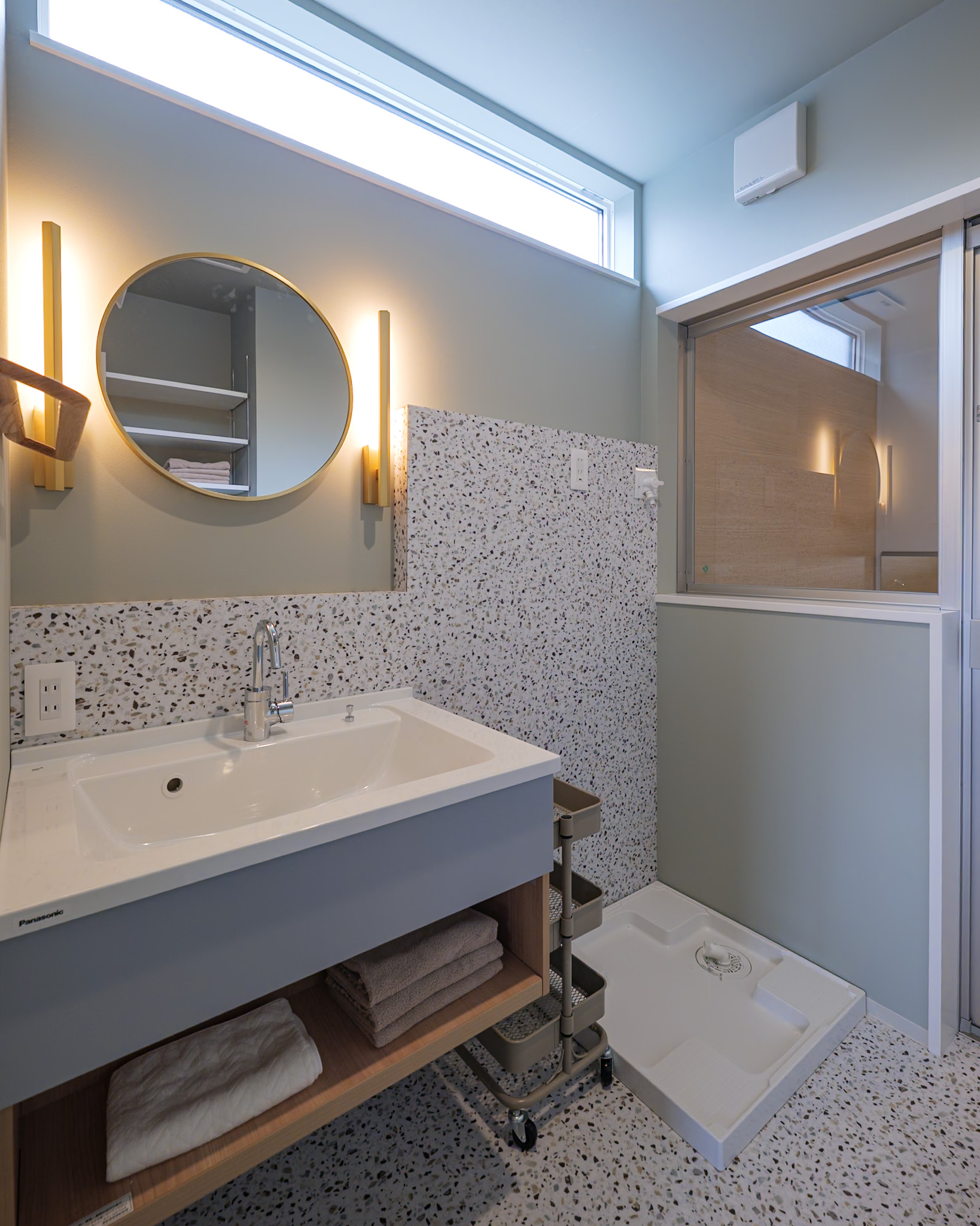 上からの光で明るく清潔感のある造作洗面台。