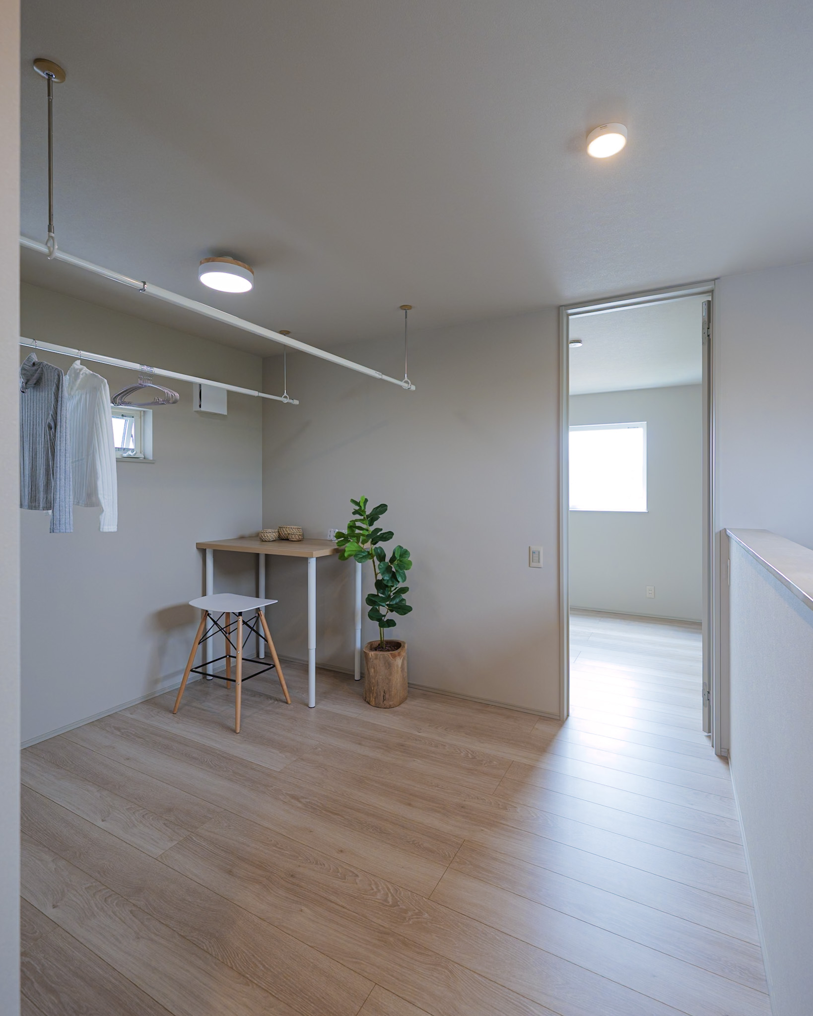 個室の間には洗濯物を干せるスペースも。