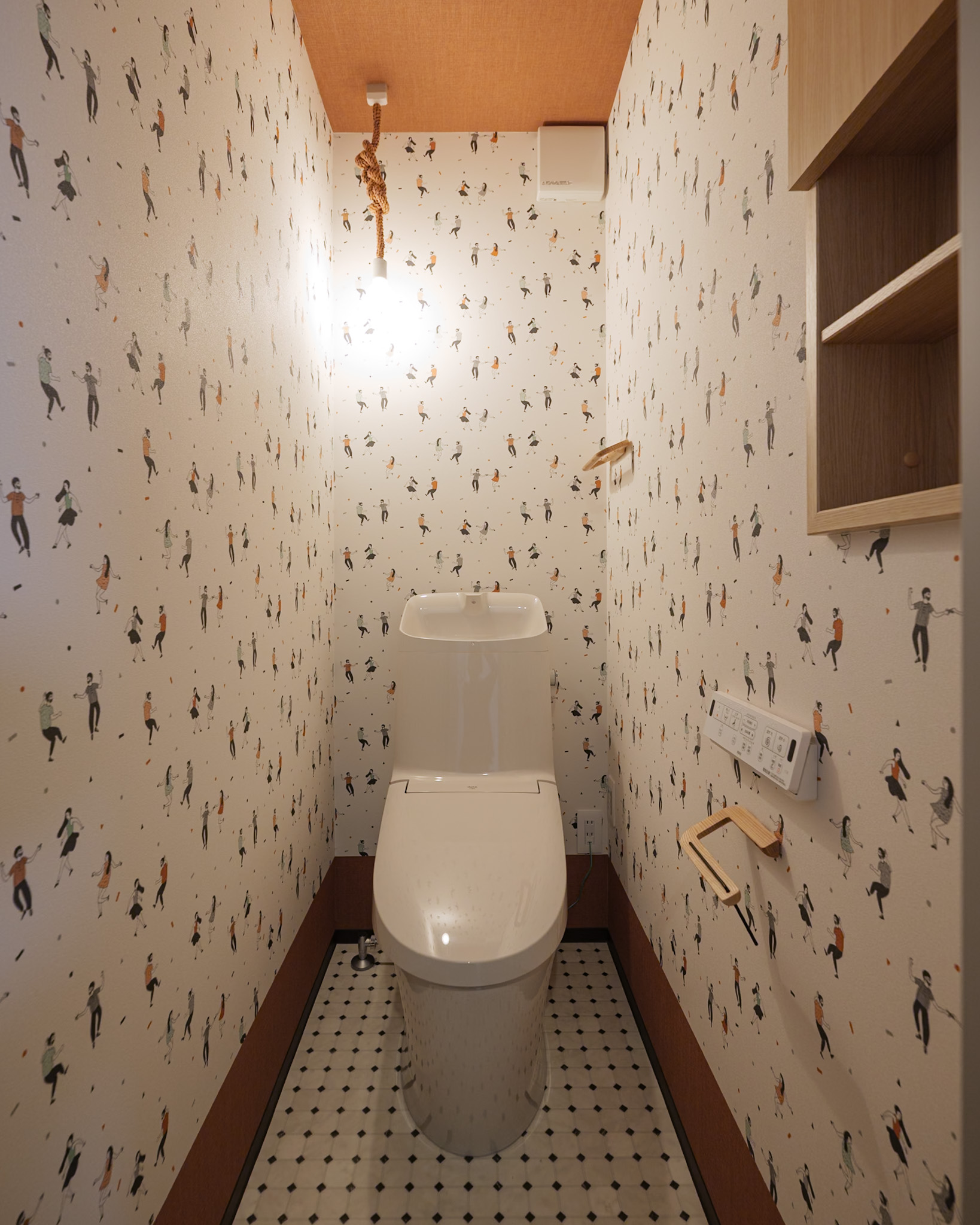 個性的な壁紙で遊び心のあるトイレ。