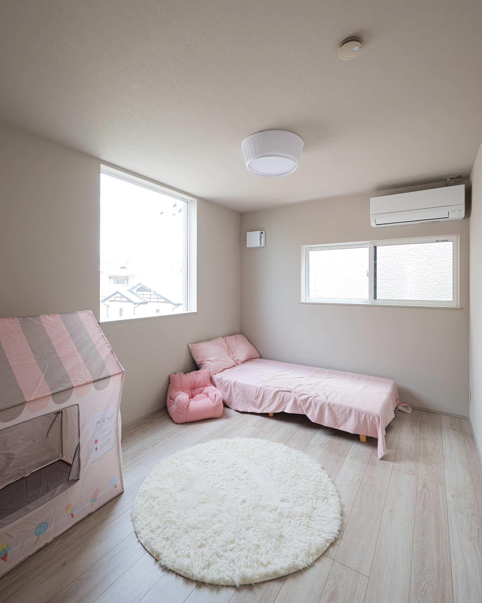 3階には同じ大きさの洋室が2つ。子供部屋としても利用できる。