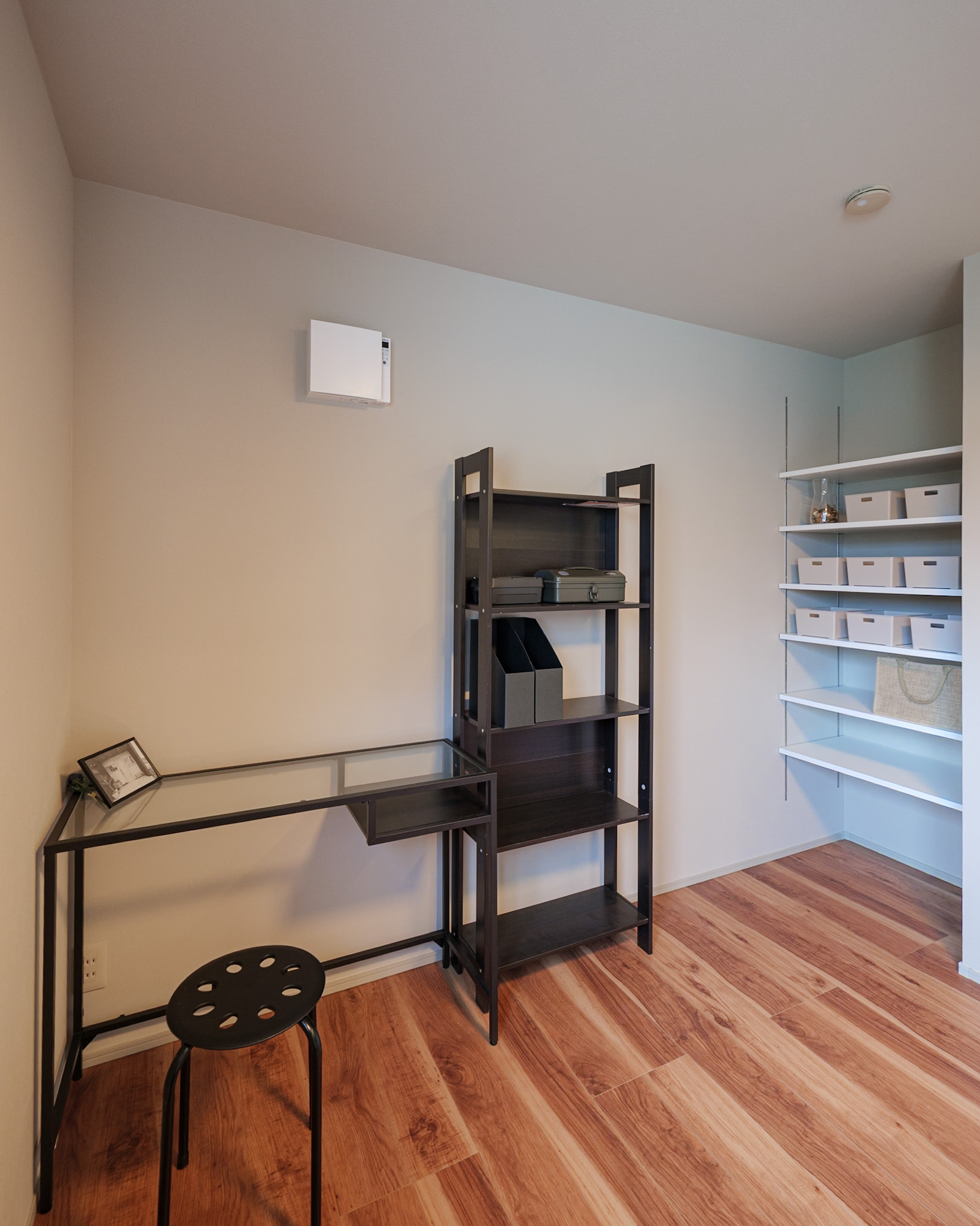 ベッドの反対側には可動式の棚とワークスペースを。