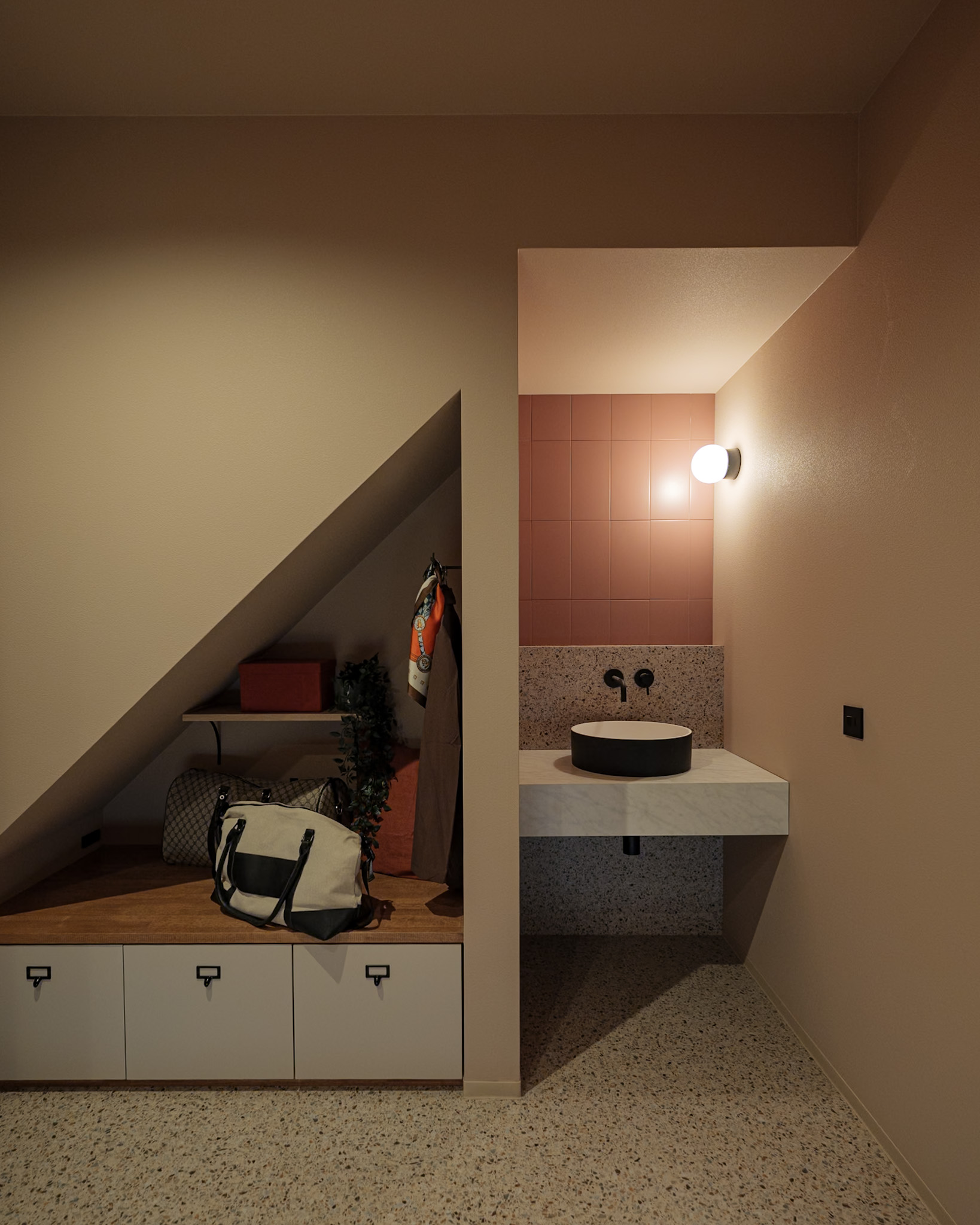 階段下は造作家具と洗面に利用し無駄のない設計。