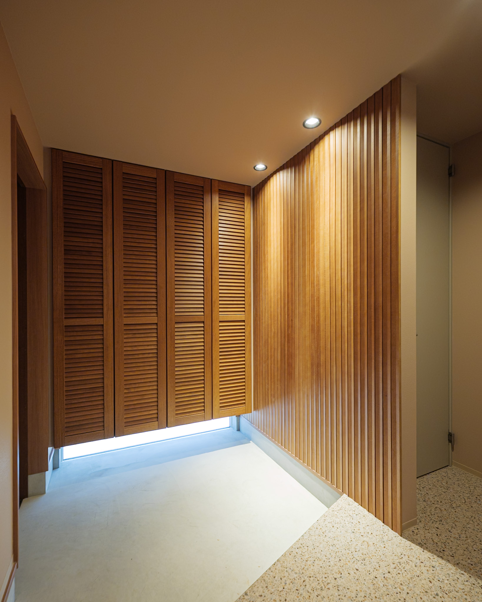 収納がたくさんあることで生活感をなくしスッキリと見せる事ができる。