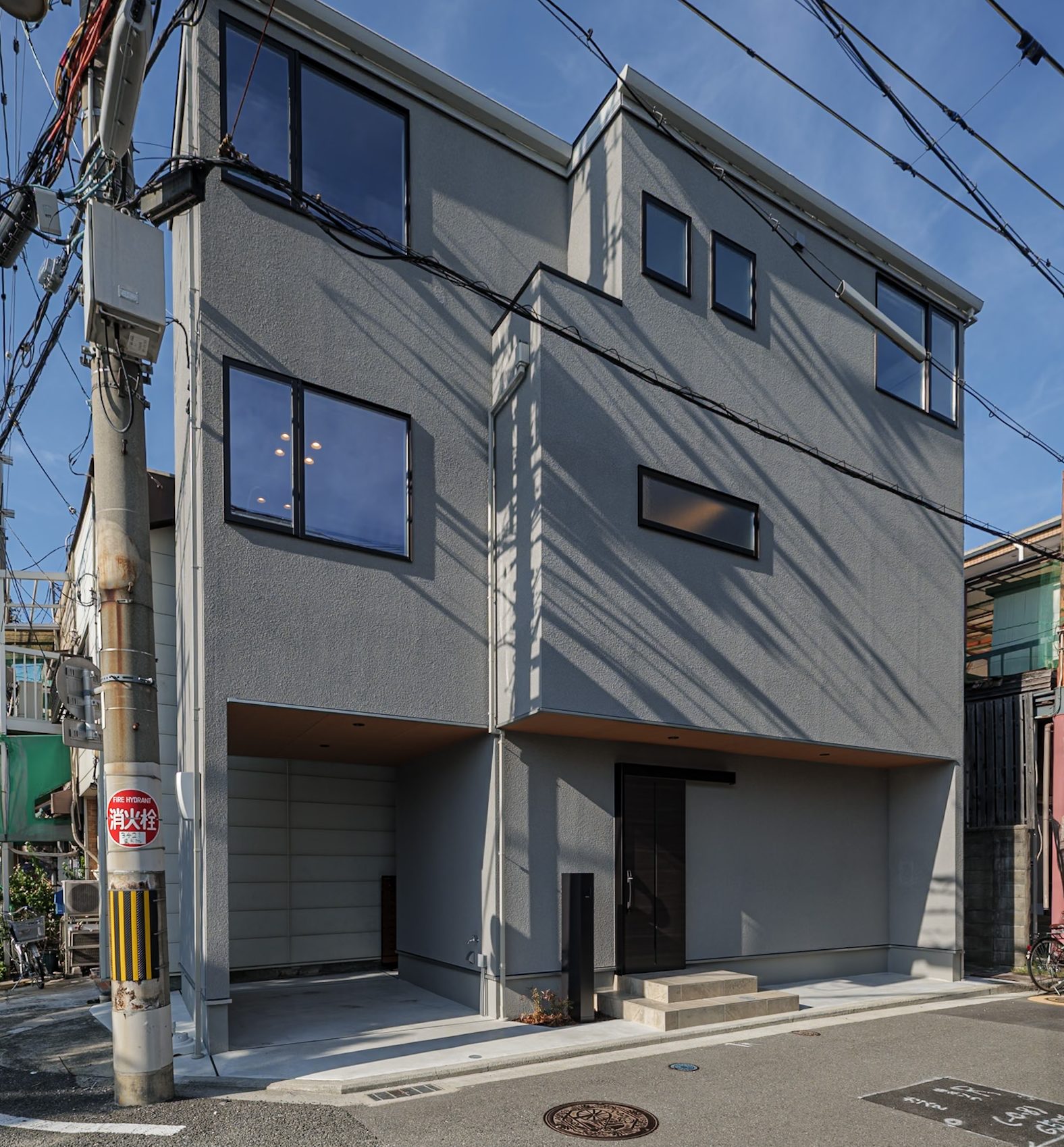 外観はグレーでスタイリッシュに。インナーガレージ付きで玄関までぬれずに移動ができる。