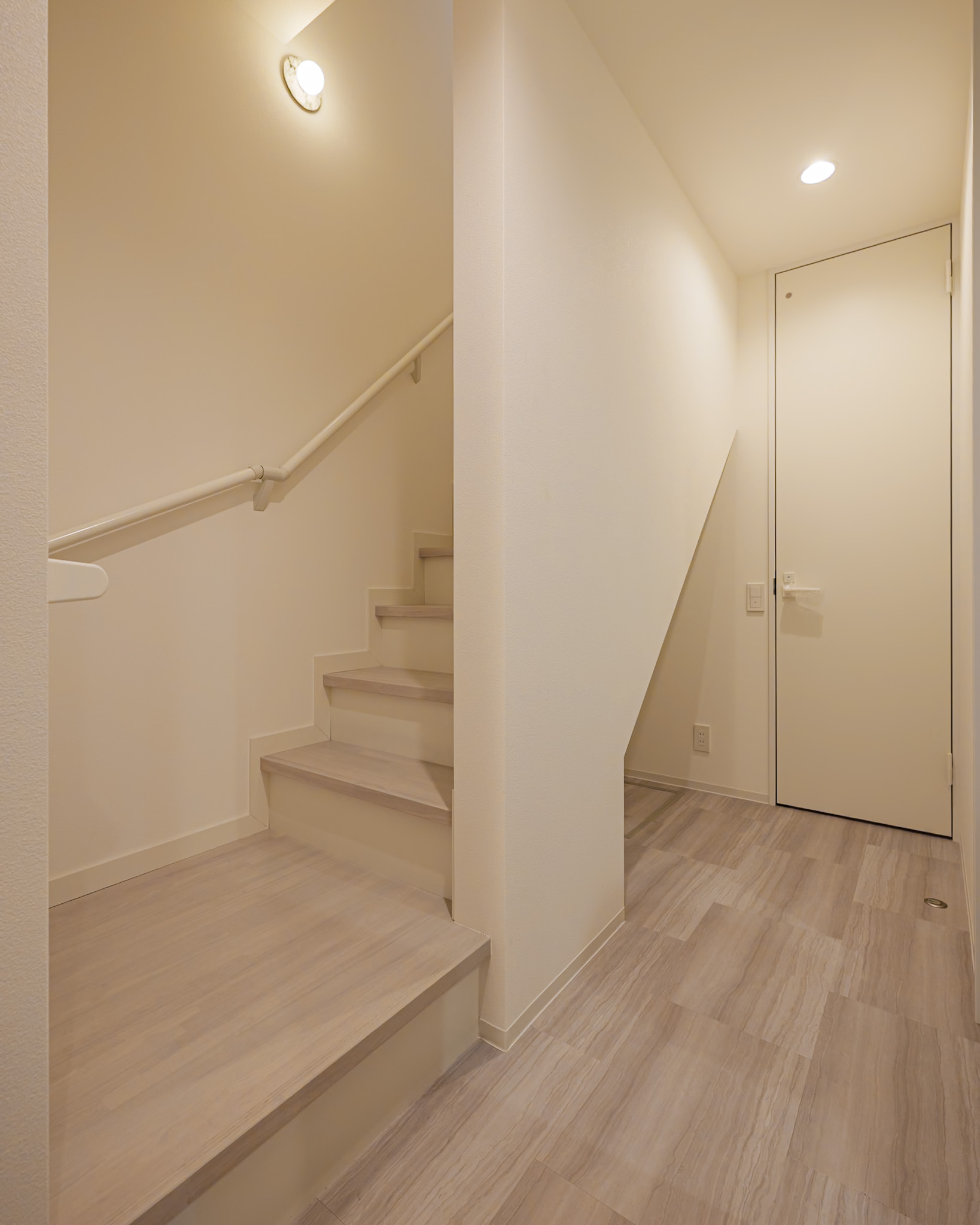 階段下も有効活用し水回りの物をまとめて収納できる配置に。