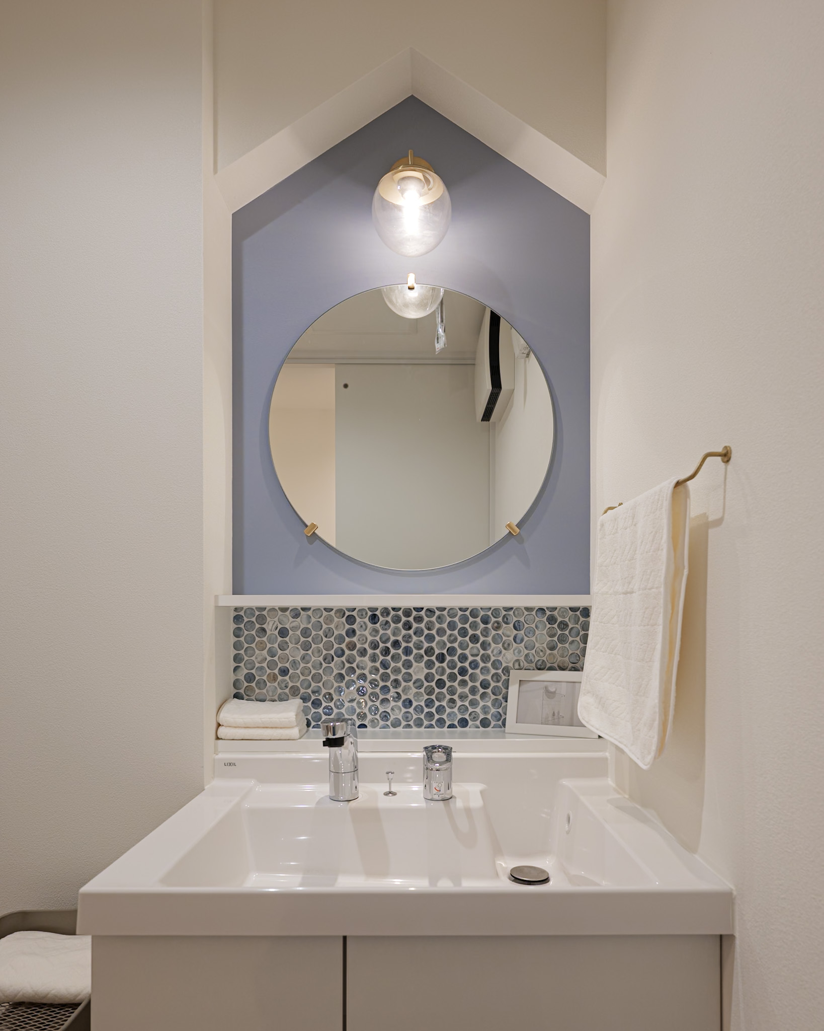 洗面にはガラスモザイクタイルを使用しかわいらしい印象に。