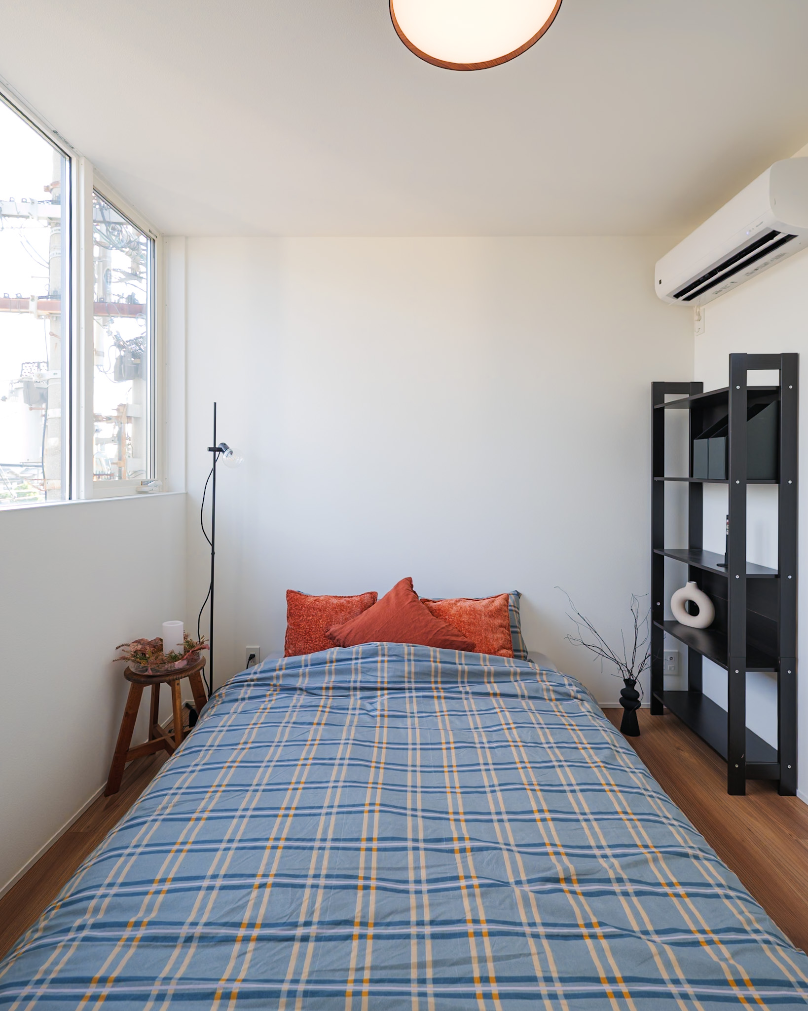 南面の大きな窓から光が入る寝室。