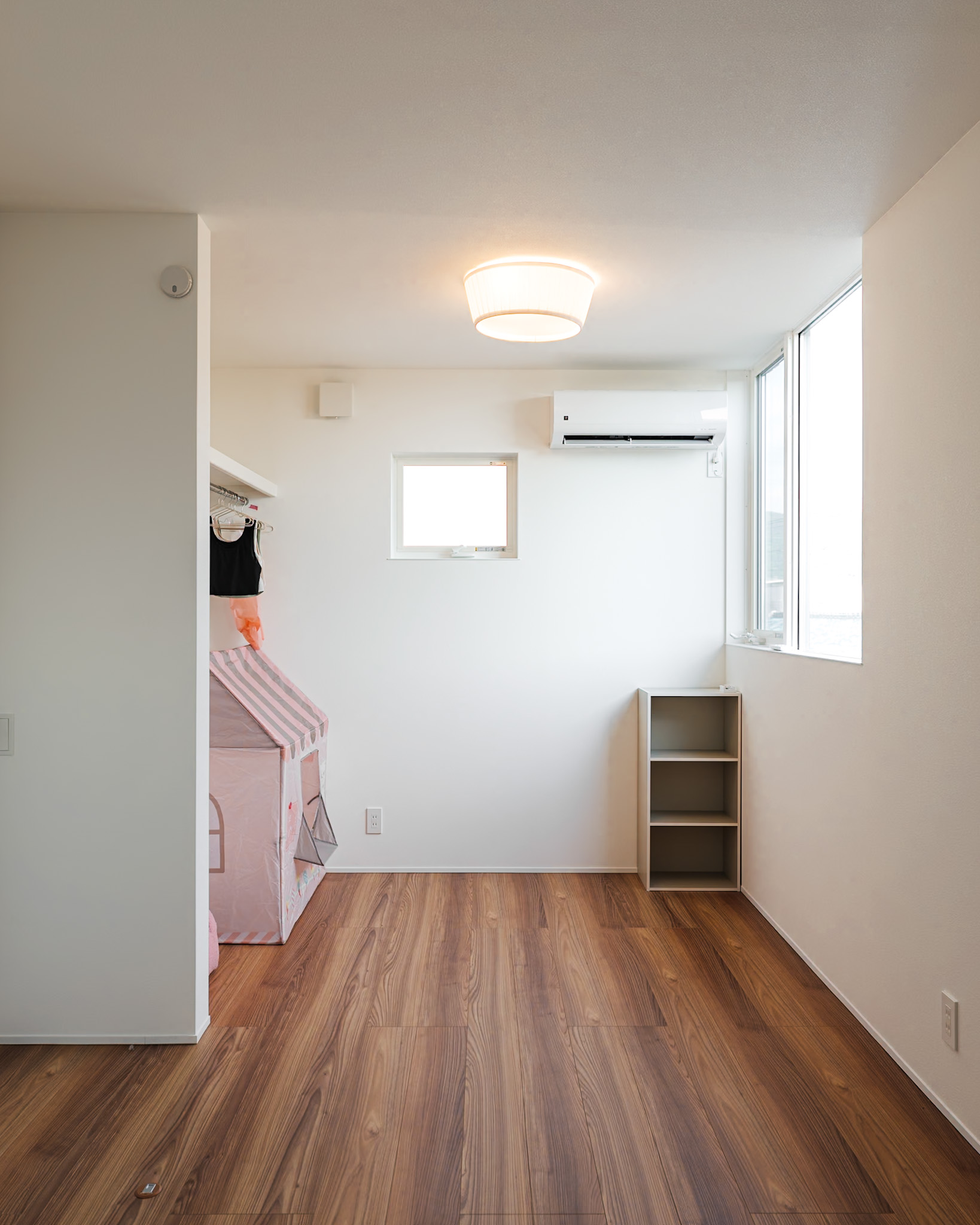 建具が無い収納スペースで部屋全体が広く見える。