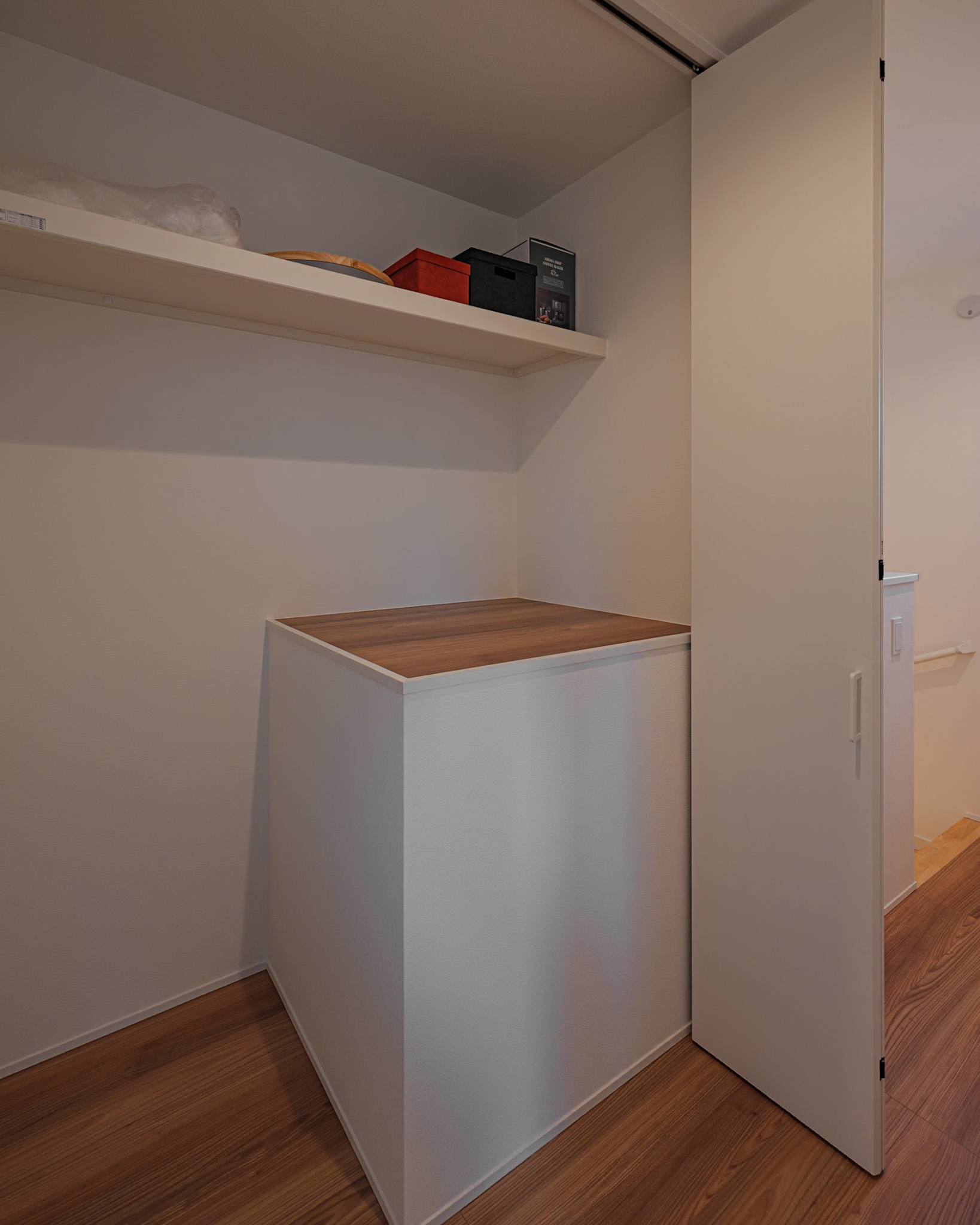 階段上のスペースも有効活用。使わない布団などを収納できる。