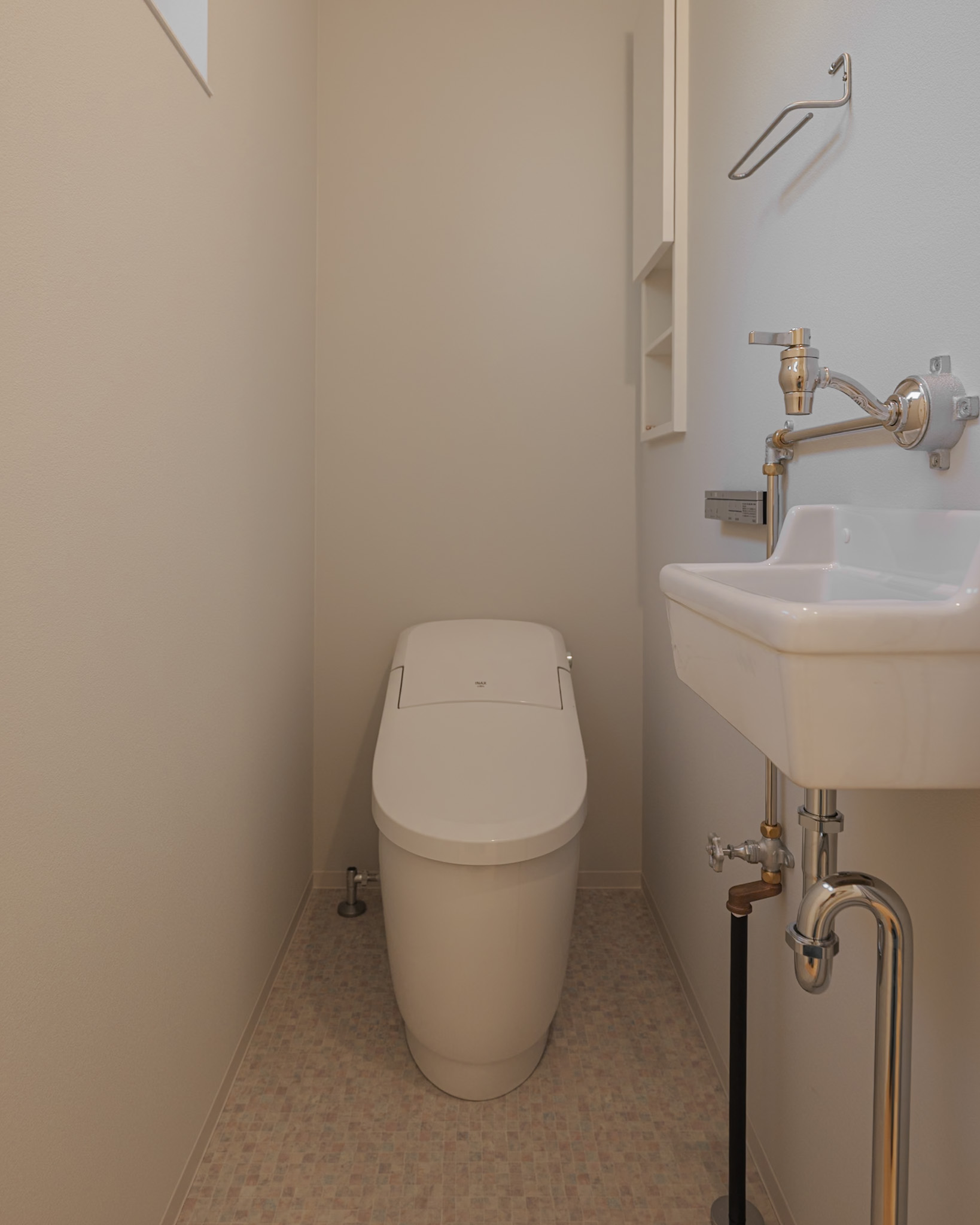 トイレの奥行は一般的なものより短いが、ハイドアにすることで狭さを感じないように工夫している。