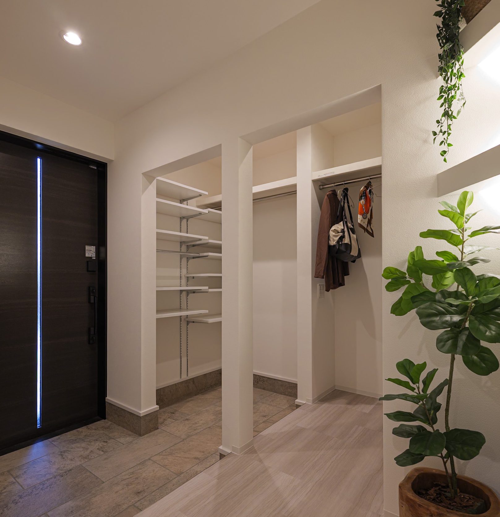 ベビーカーなども収納しやすい動線、広さのある玄関。