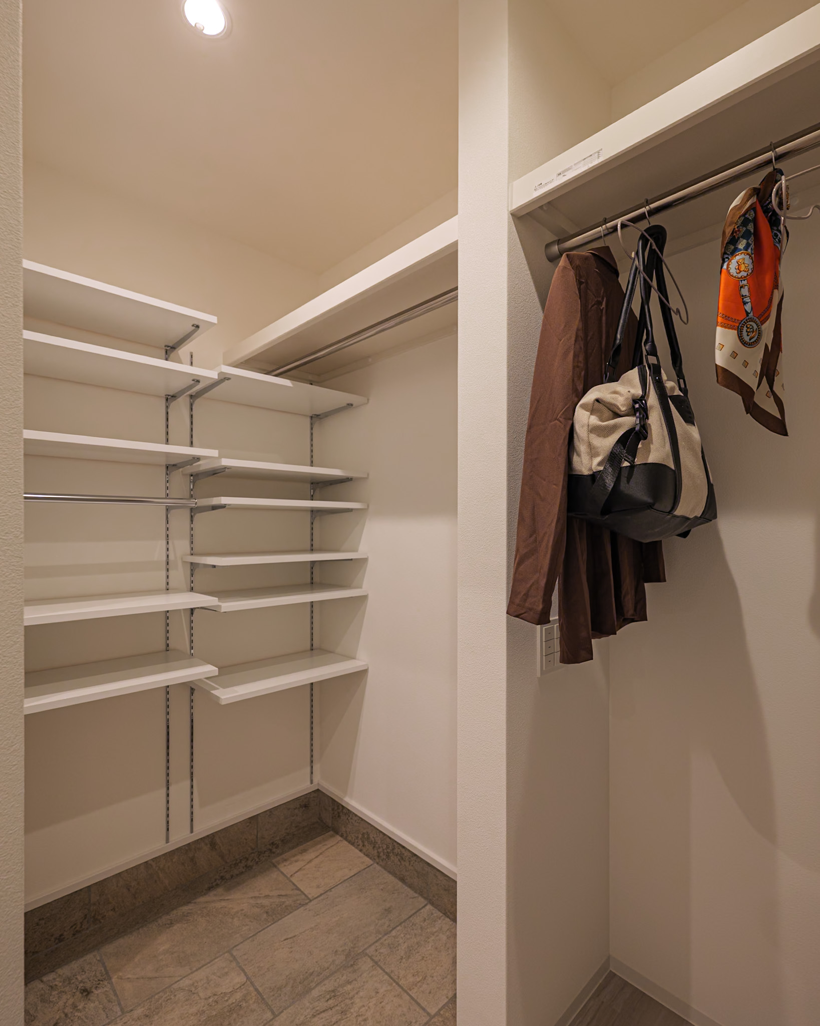 可動棚で自由に高さ調節が可能。