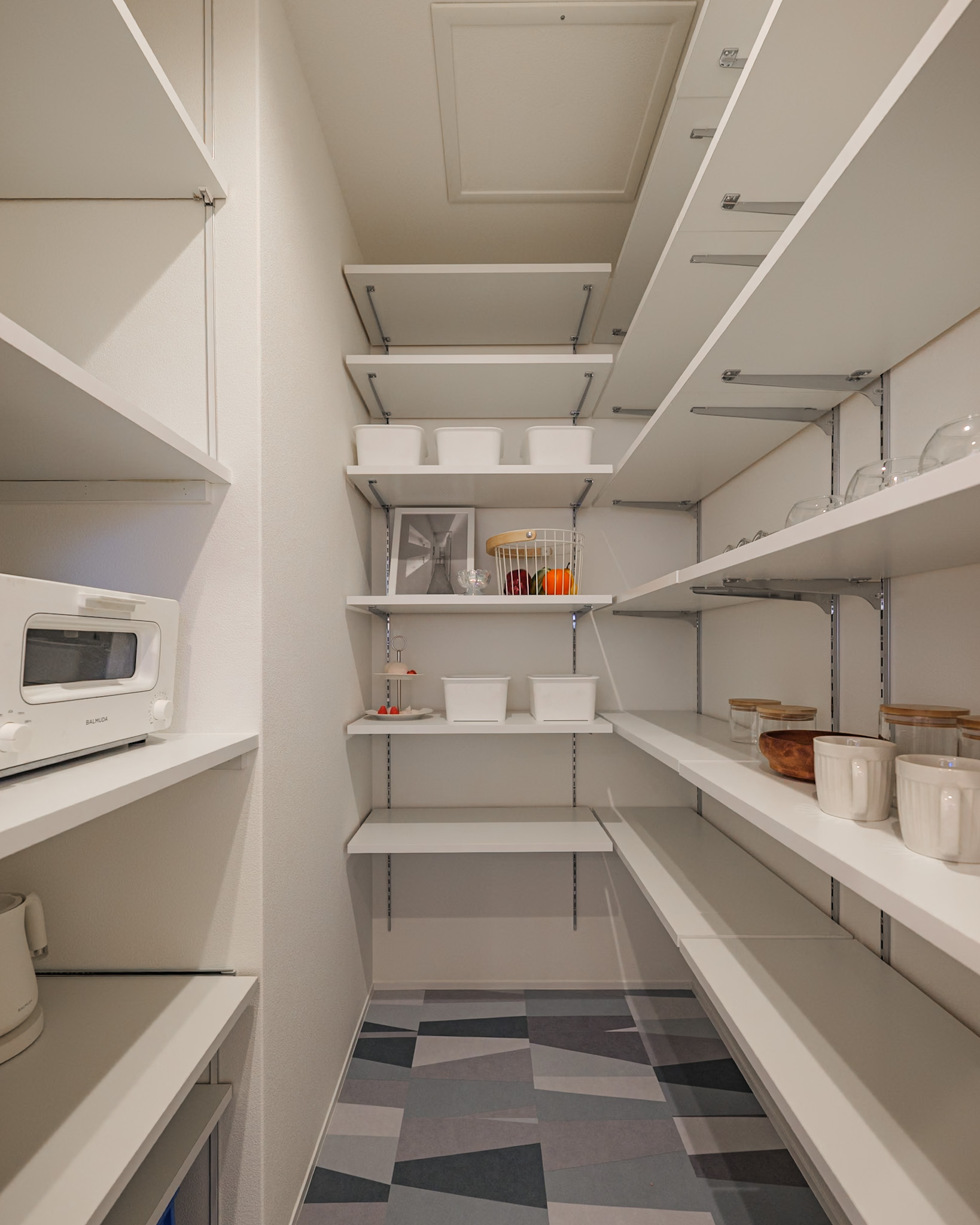 奥行を工夫し、たくさん収納ができるパントリー。