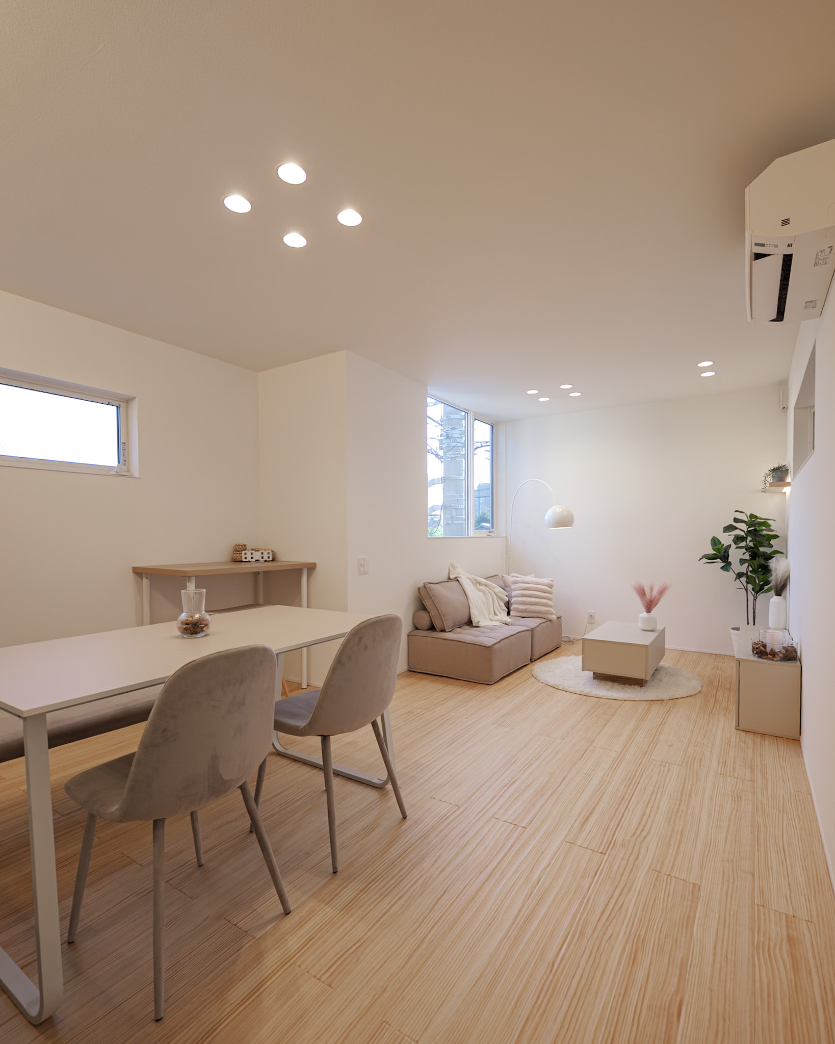 窓からの光で明るく狭小地を感じさせないLDK。