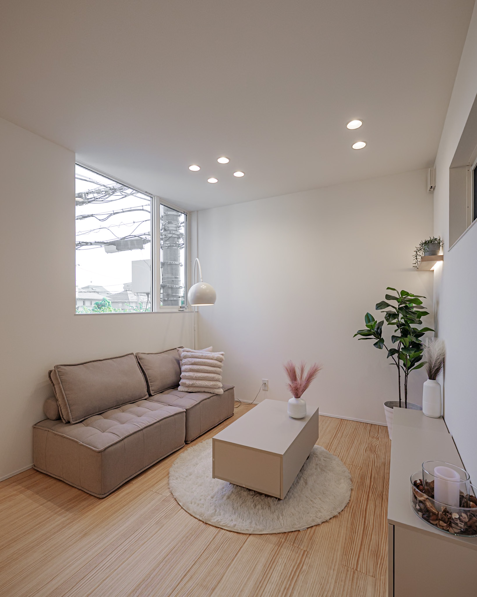 春になるとLDKの窓からは桜並木が眺められる。