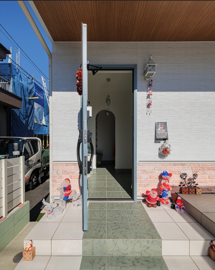 玄関ポーチと同じ色味のタイルを使用し、統一感のあるおしゃれな玄関に。