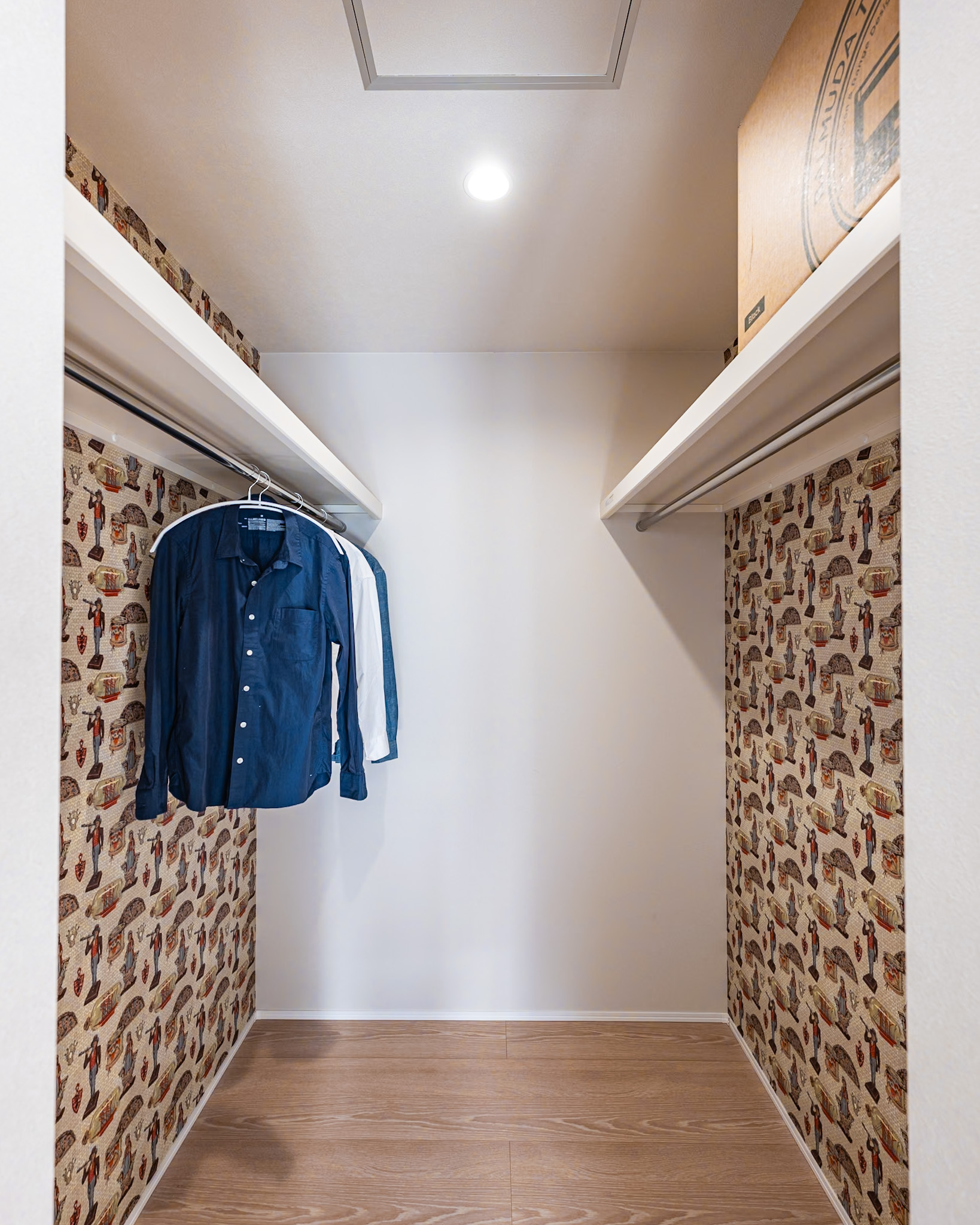 寝室にも大容量のウォークインクローゼットが。