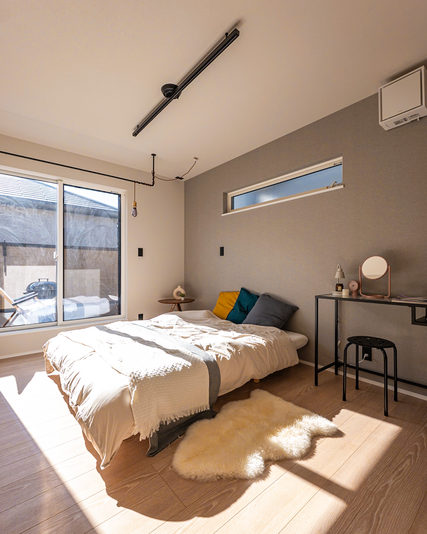 バルコニーに繋がる、大きな窓のある寝室。