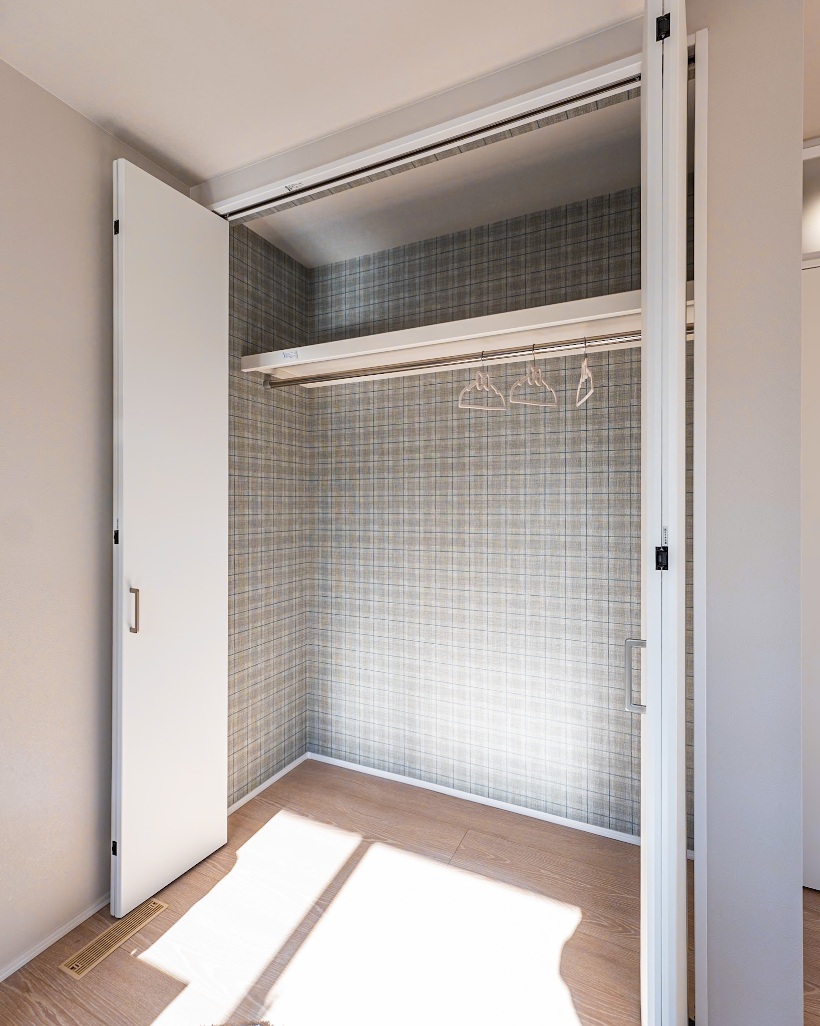 洋服がぴったりしまえる奥行で無駄のない収納スペース。