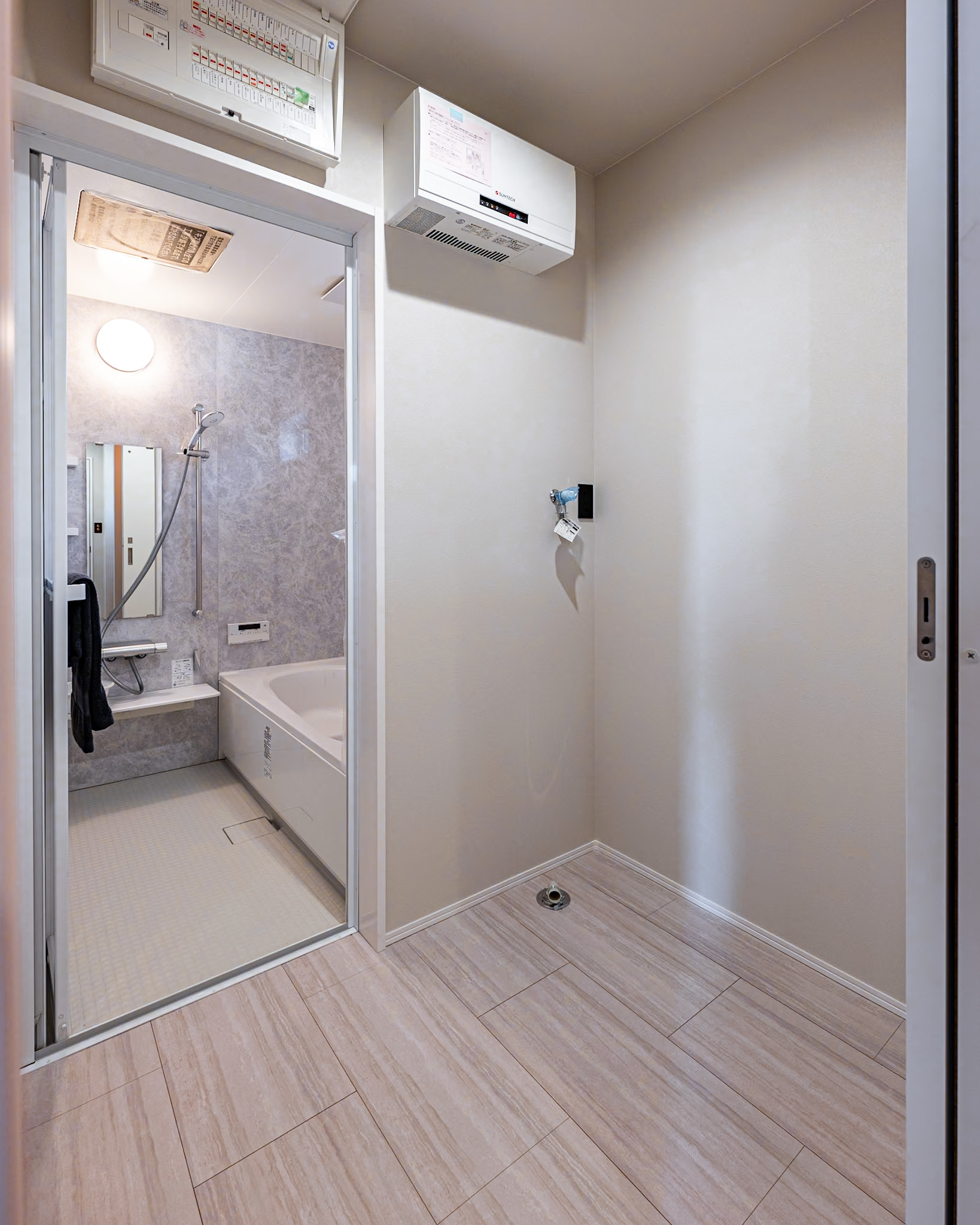 トイレの反対は脱衣スペースとお風呂。