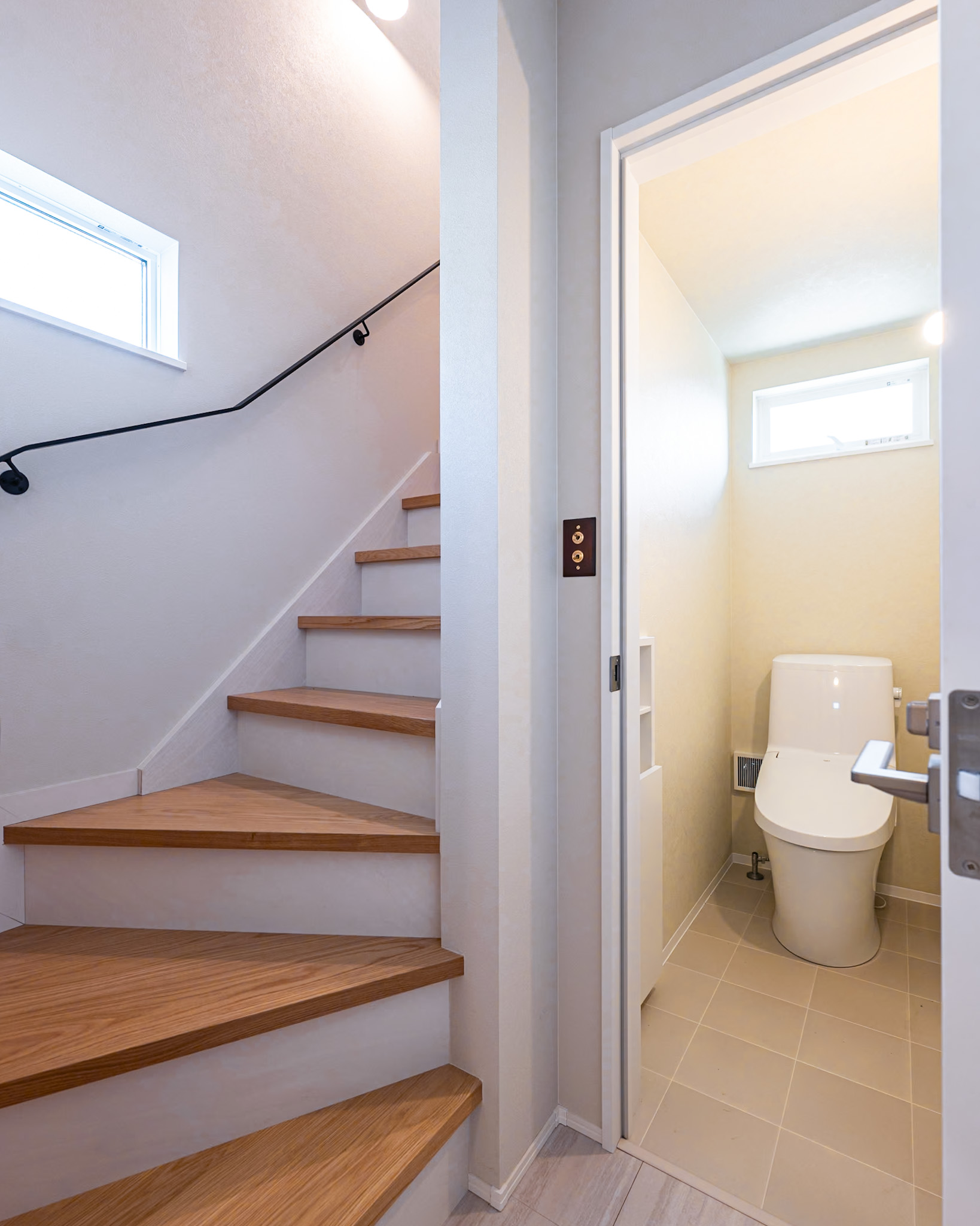洗面横には窓付きの階段とトイレが。光が入り明るい空間に。