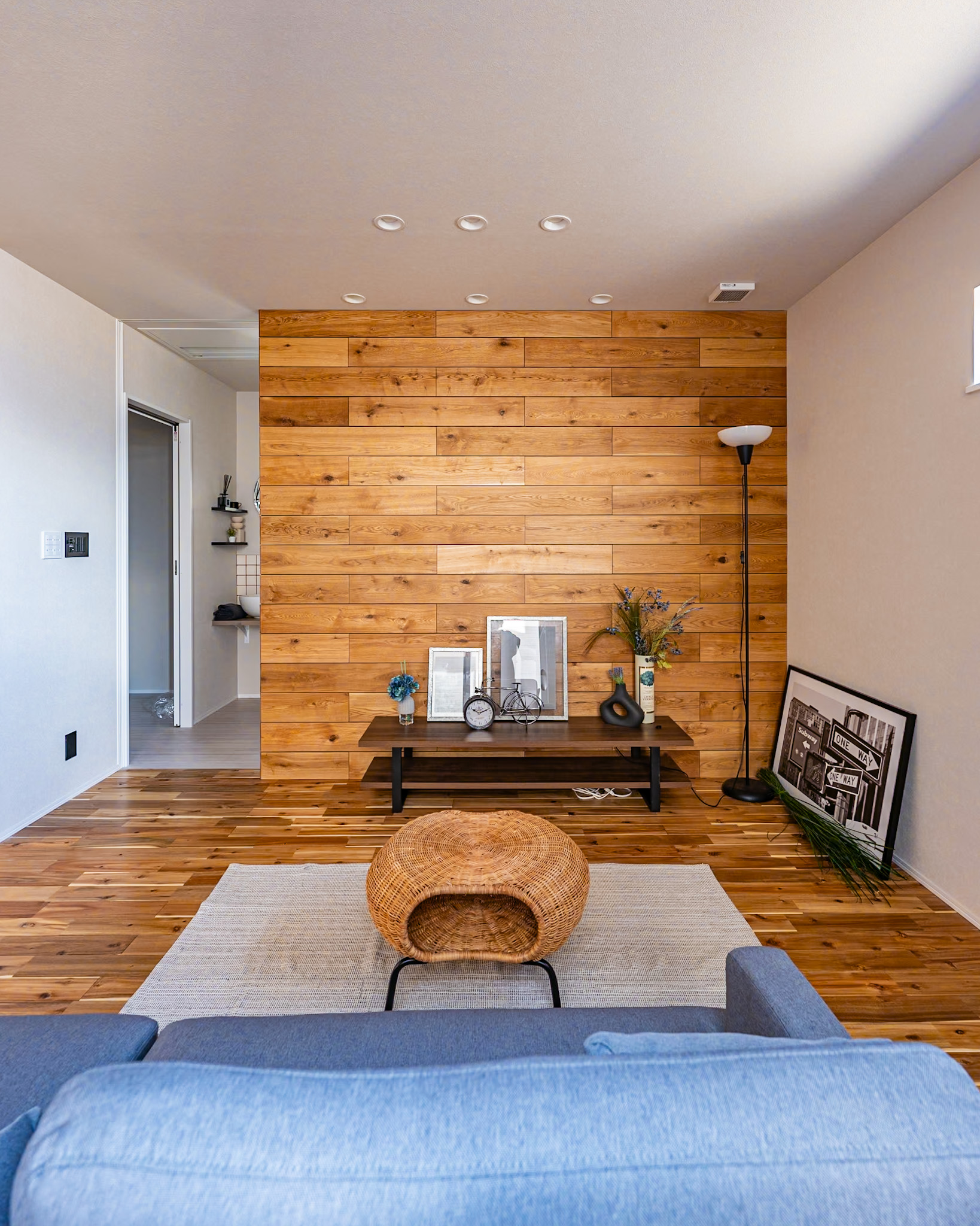 テレビの後ろはアクセントウォールでおしゃれな空間に。