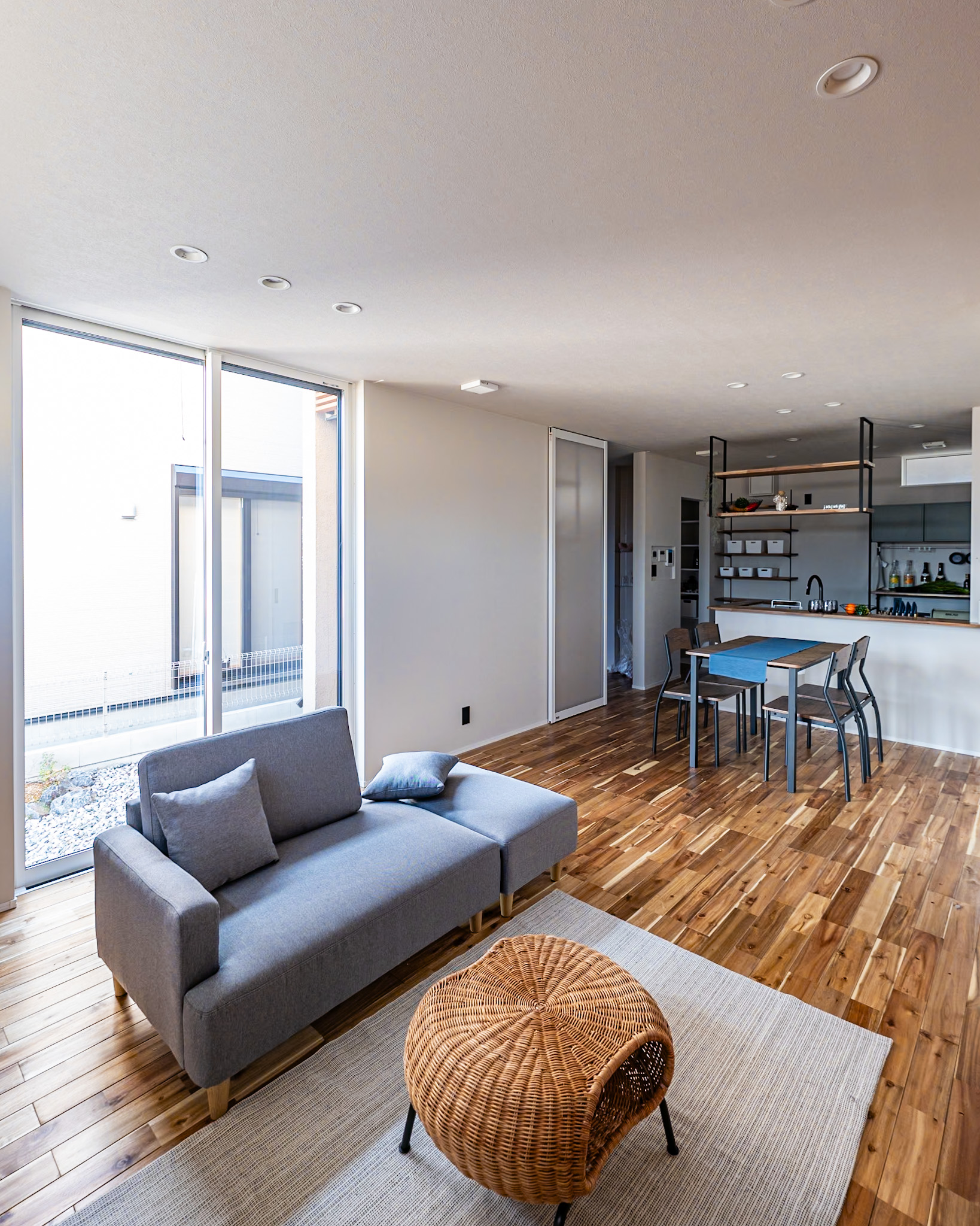 リビングは大きな窓から光が入り、明るい雰囲気。