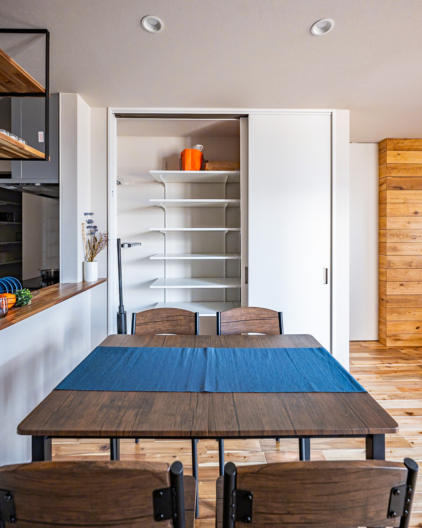 ダイニング奥にも収納が。可動棚で収納する物に合わせて高さの変更が可能。