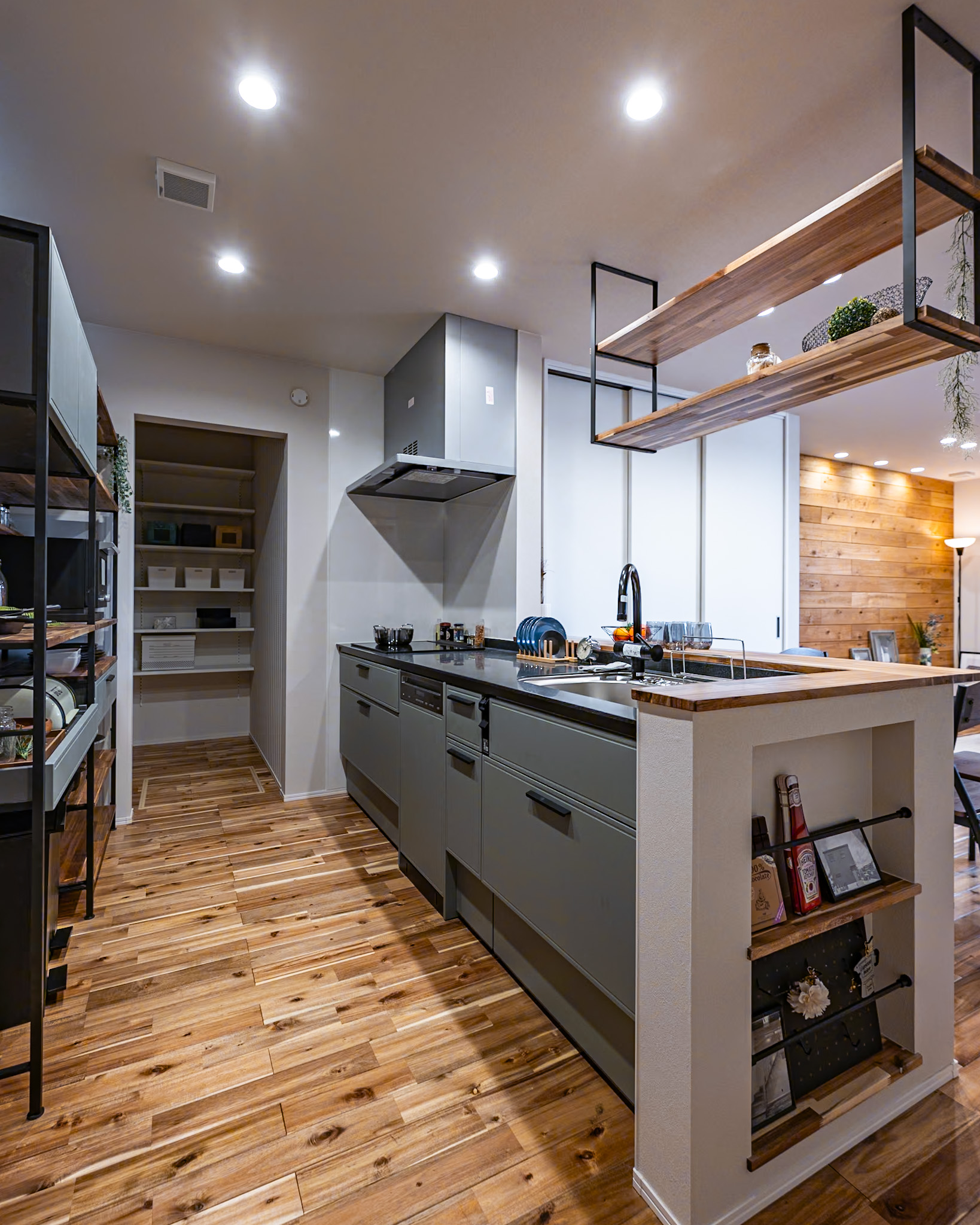 キッチン横はマガジンラックに利用し見せる収納に。