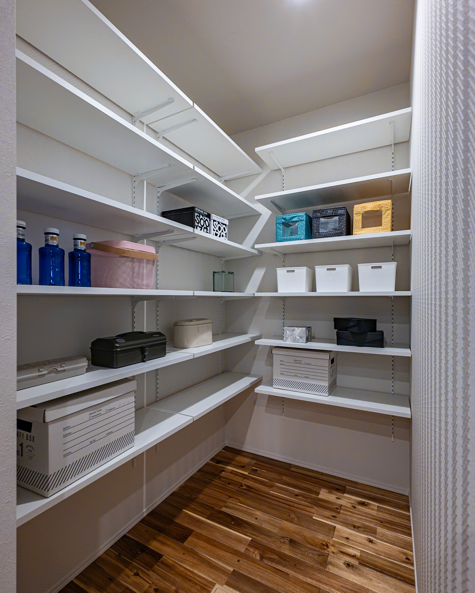 キッチン奥には2帖のパントリーが。