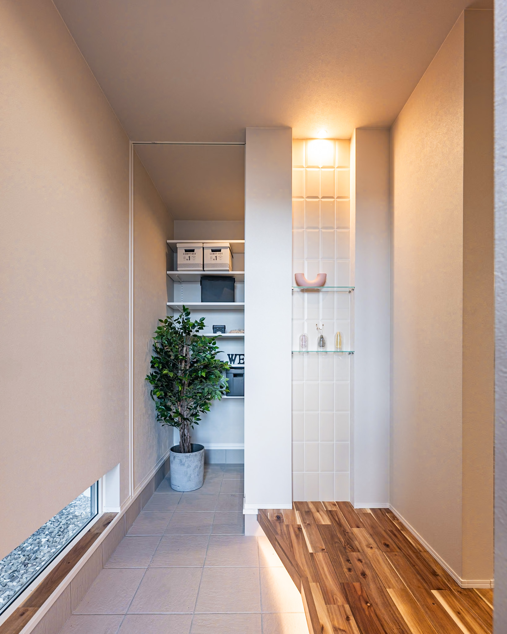 足元からの光で明るい玄関。