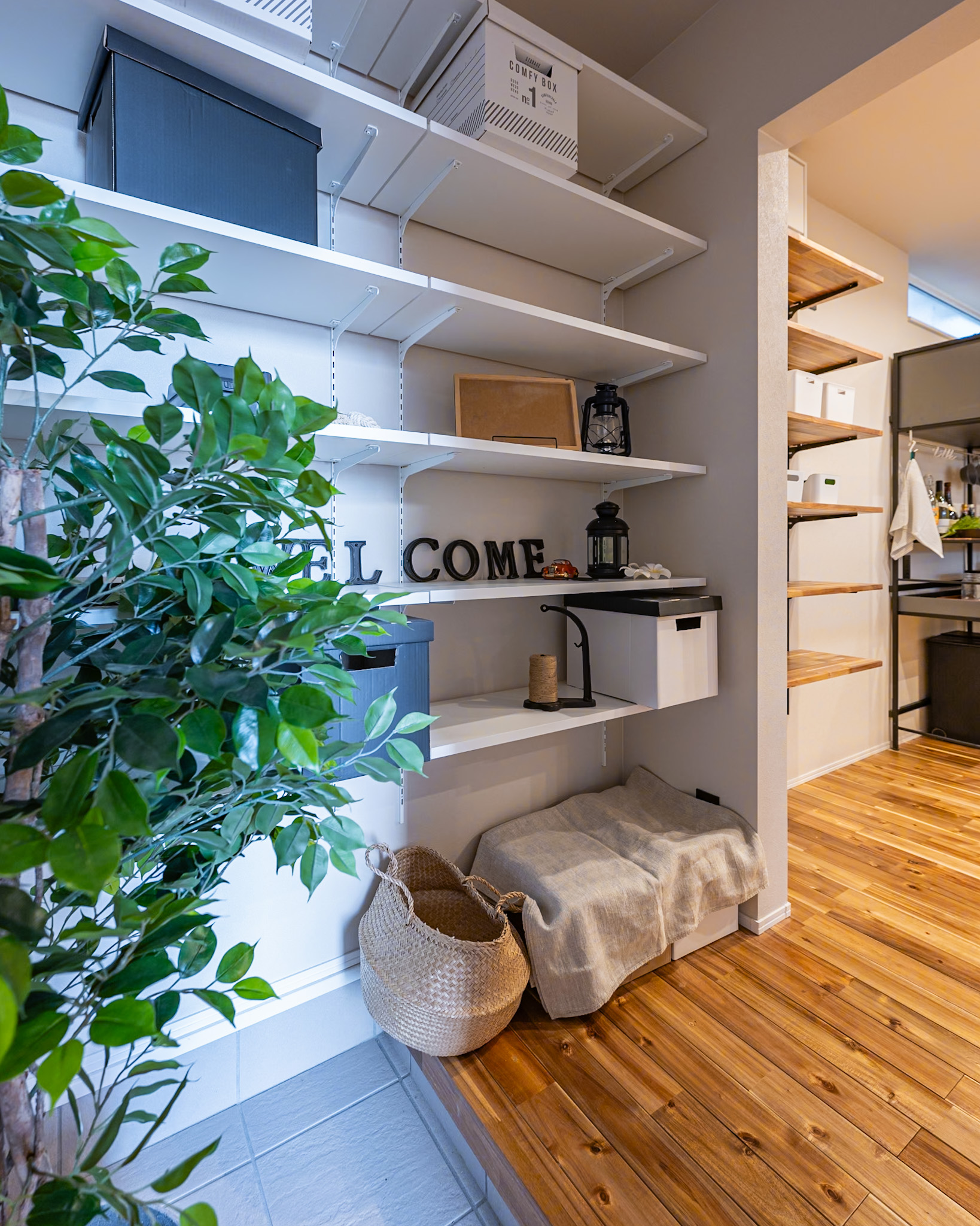 玄関奥には収納スペース。キッチンへ直接つながる家事ラク動線が。