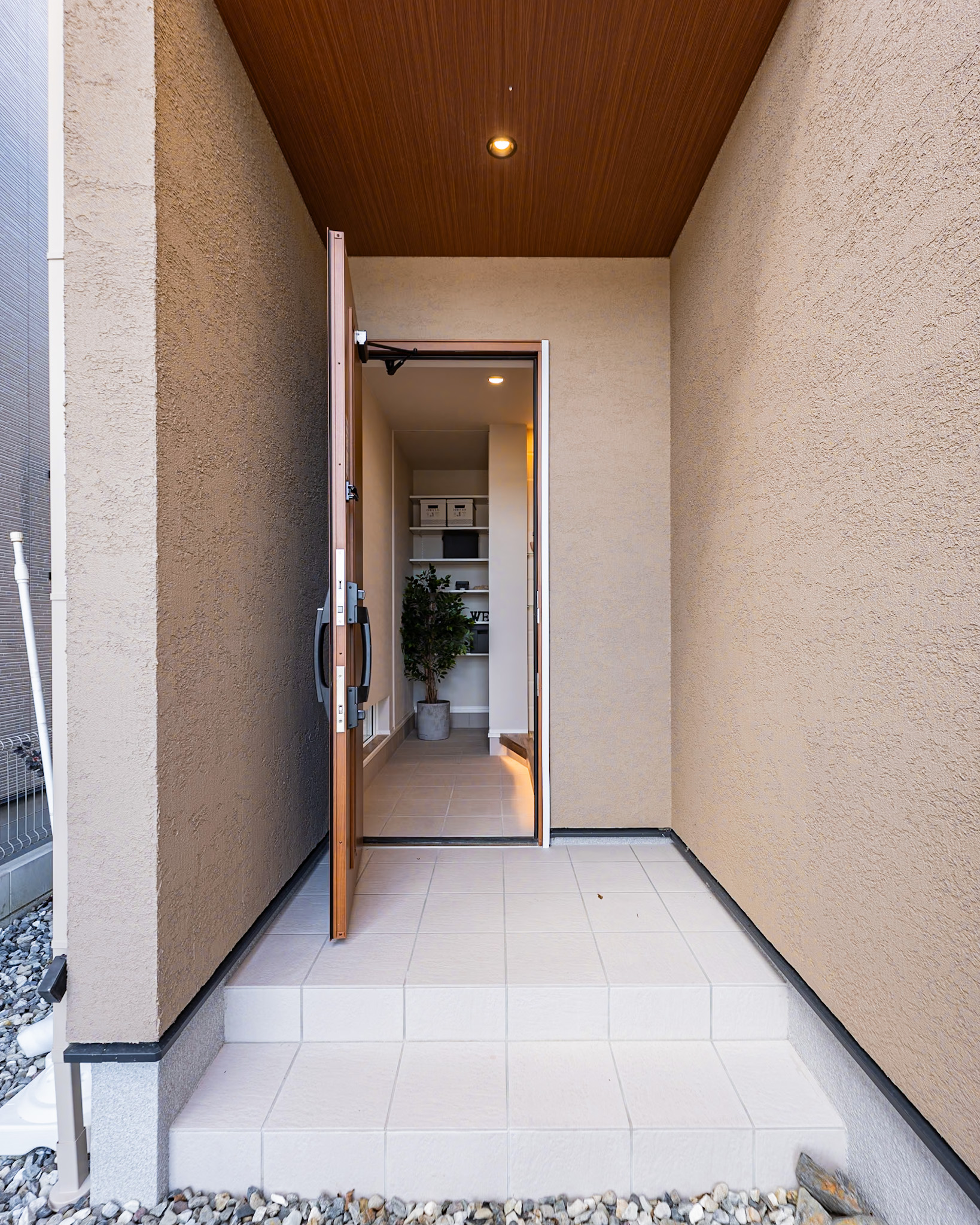 奥へ進むと玄関扉が。