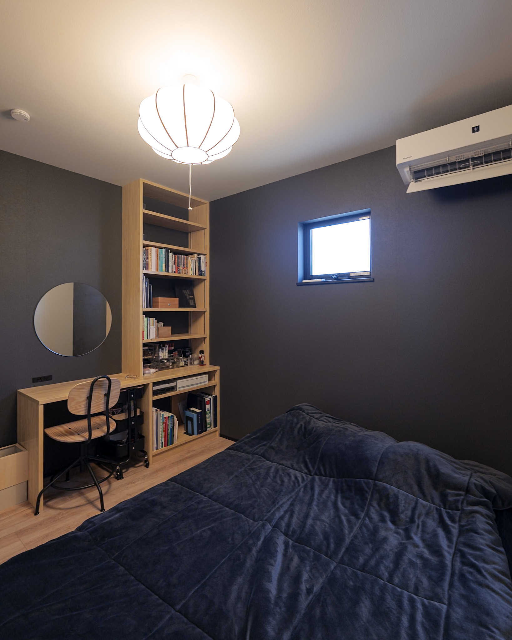 寝室には造作の棚と机で無駄のない空間を。