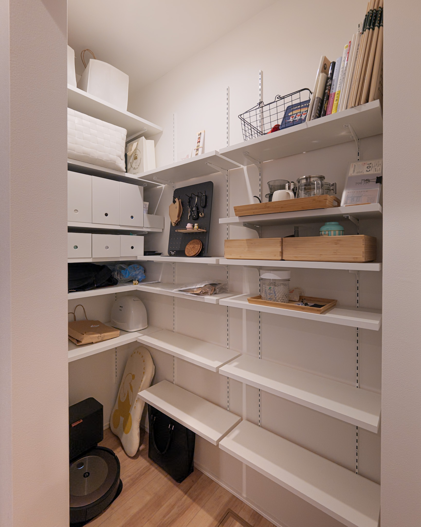 キッチン横にはたくさん収納できるパントリー。
