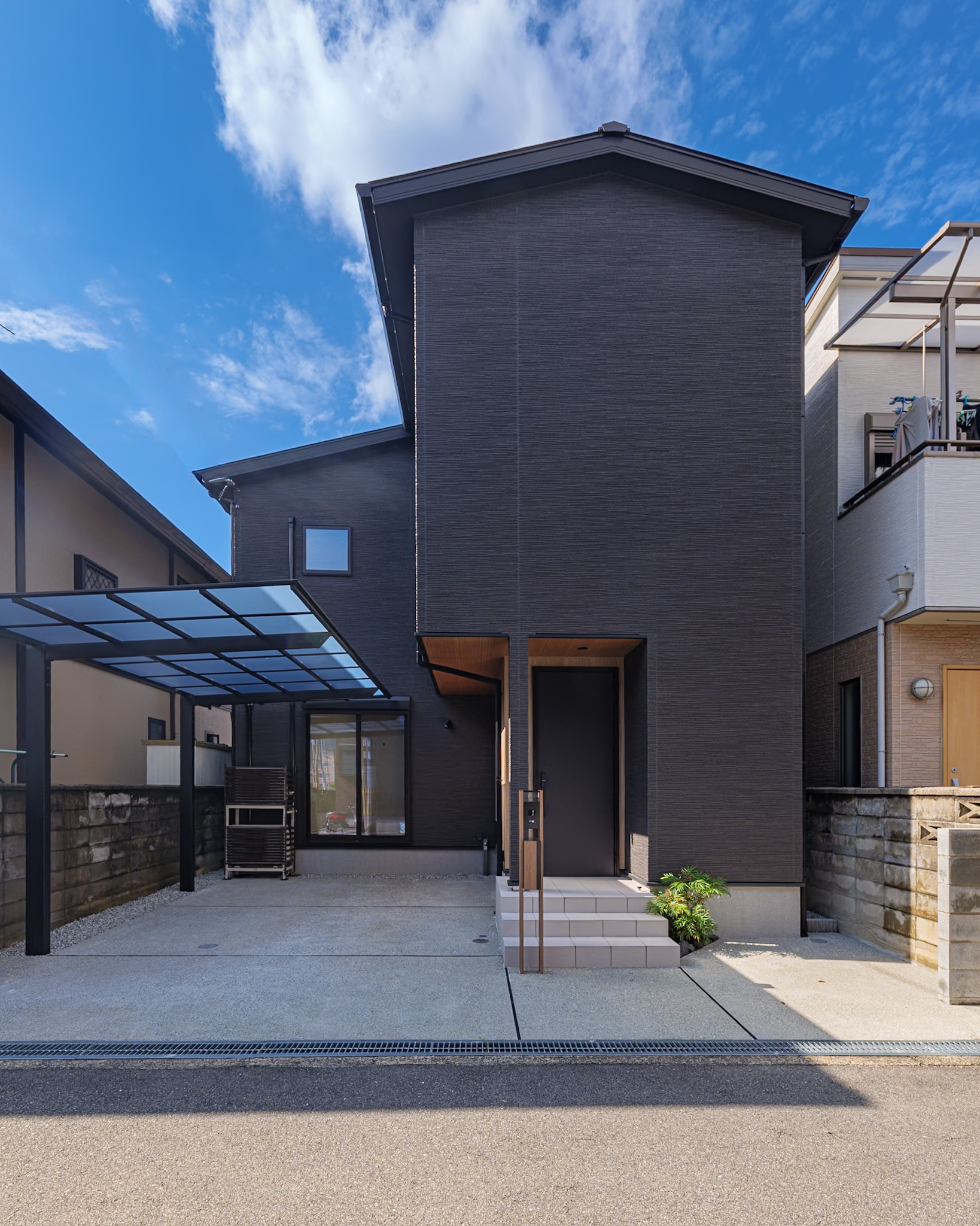 外観は黒を基調としたかっこいい雰囲気に。