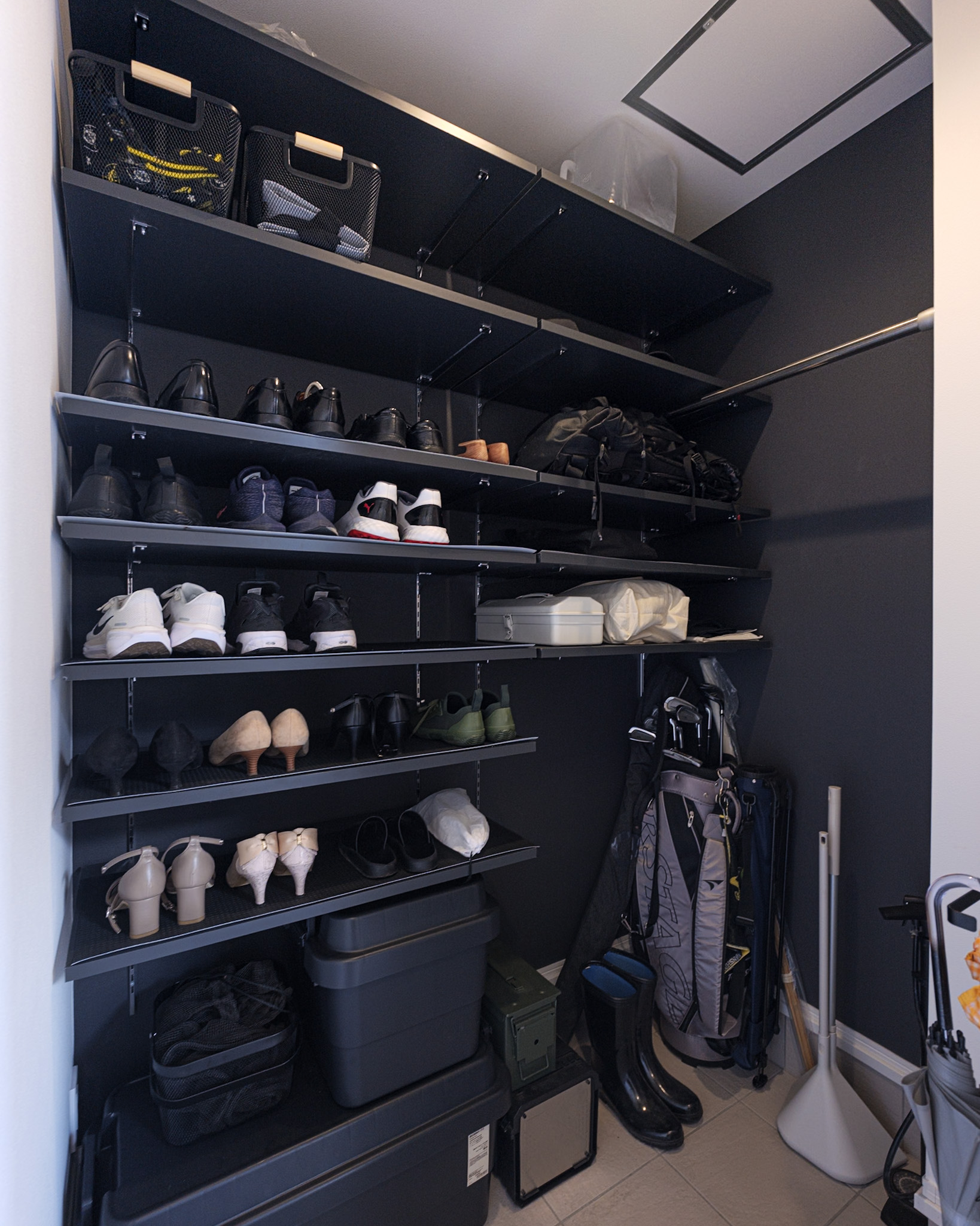 シューズクローゼットは可動棚で高さの調節が可能。