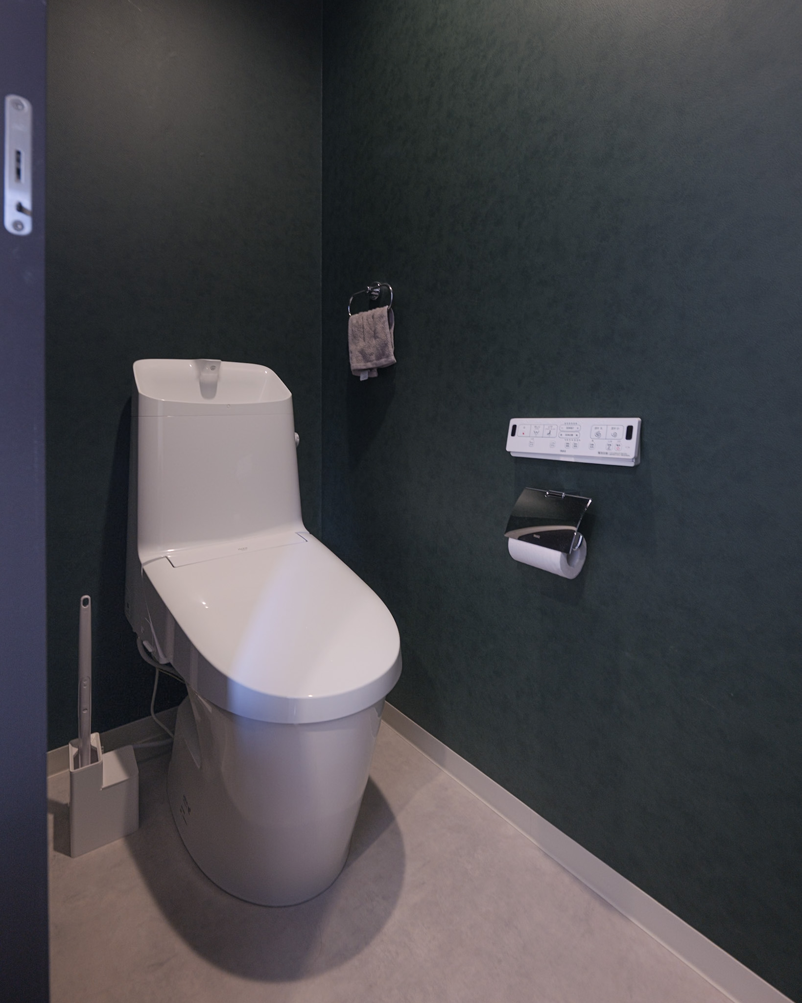 トイレはダークトーンの壁紙で落ち着いた雰囲気に。