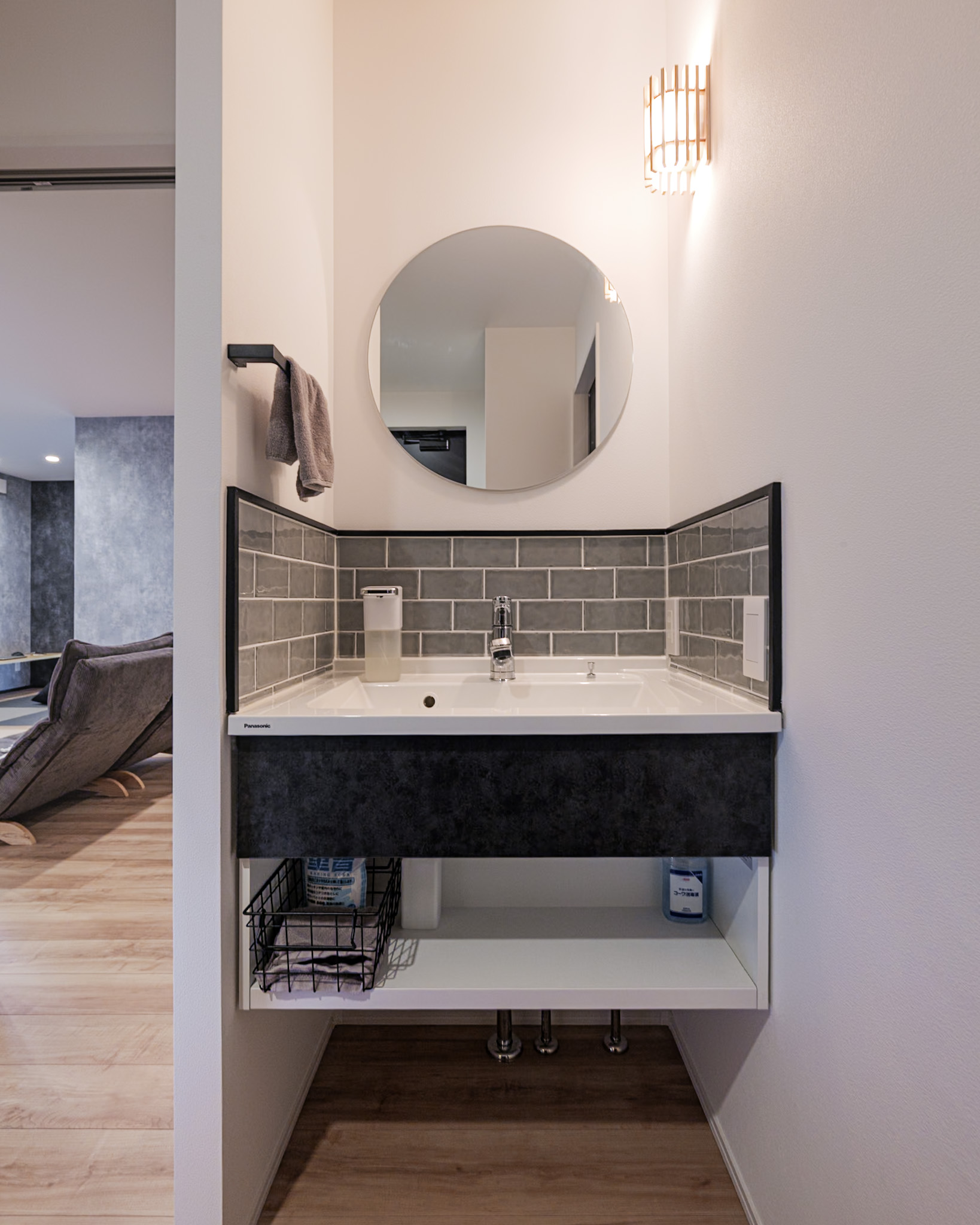 扉を付けないことで圧迫感のないスマートな洗面台に。