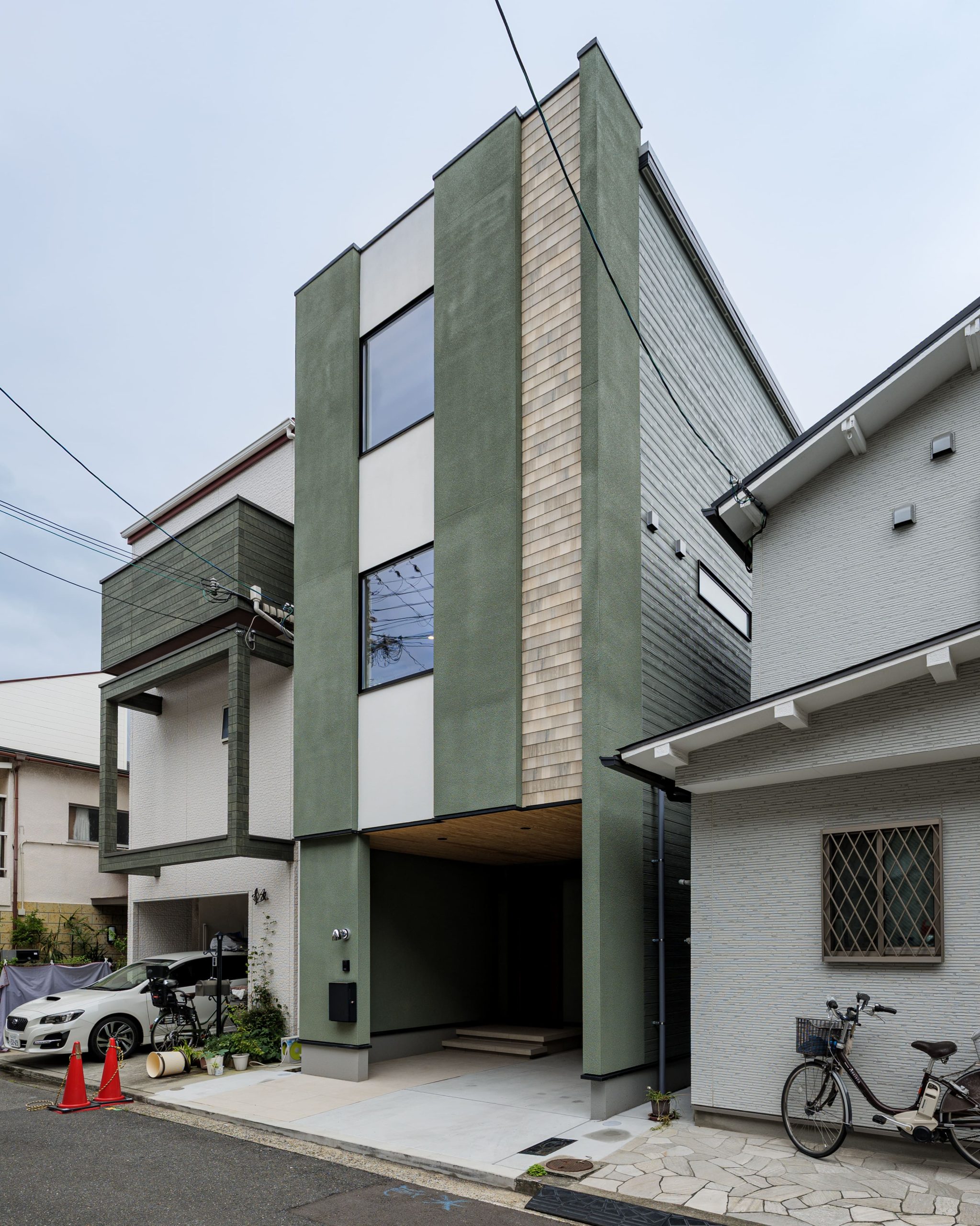 深緑の中にアクセントのあるホテルのような外観。