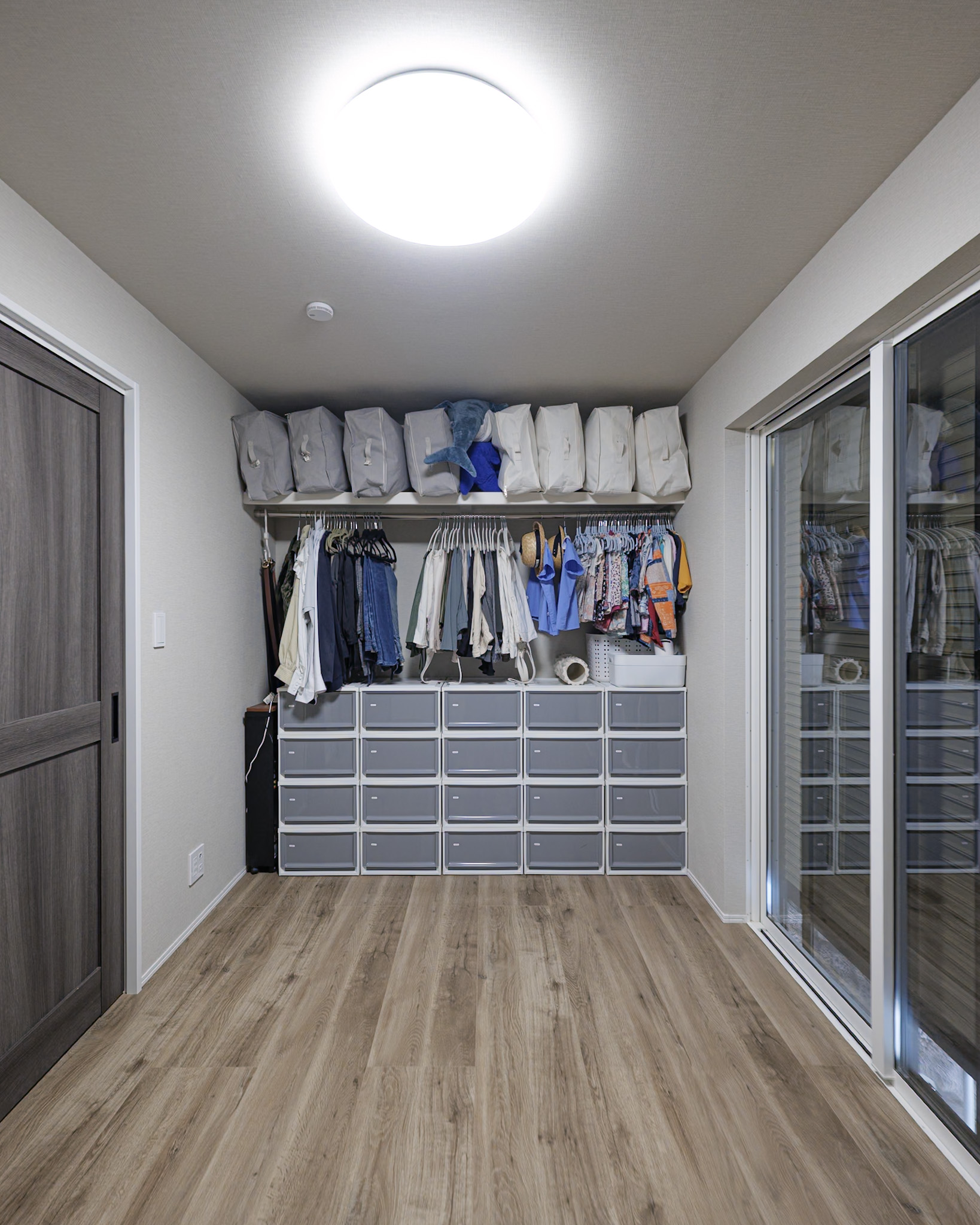 オープンクローゼットで収納量が一目で分かる。