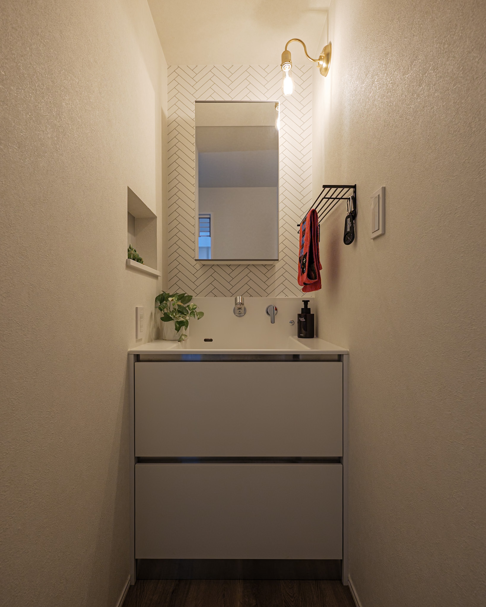 オシャレな照明とクロスで身支度が楽しみに。